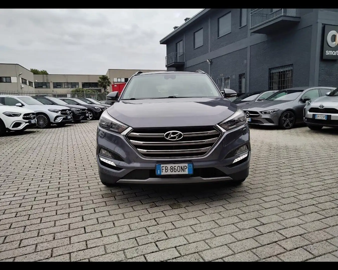 Hyundai TUCSON 2.0 crdi Xpossible 4wd 136cv Gris - 2