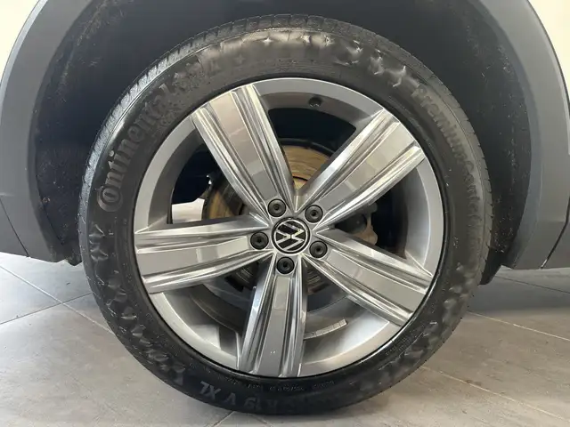 Volkswagen Tiguan Allspace view 3