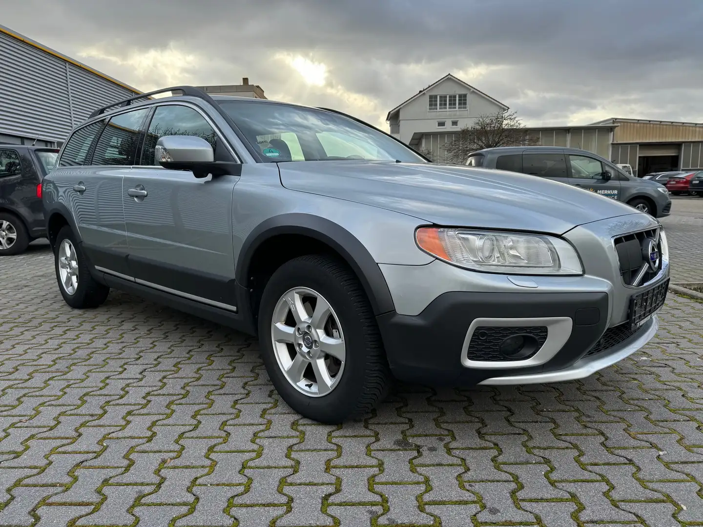 Volvo XC70 D5 Summum AWD - LEDER+NAVI+XENON+BLIS+RADAR+AHK Silver - 2