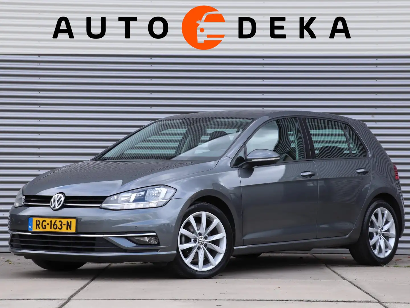 Volkswagen Golf 1.6 TDI Comfortline Business Automaat *Navigatie*A Grau - 1