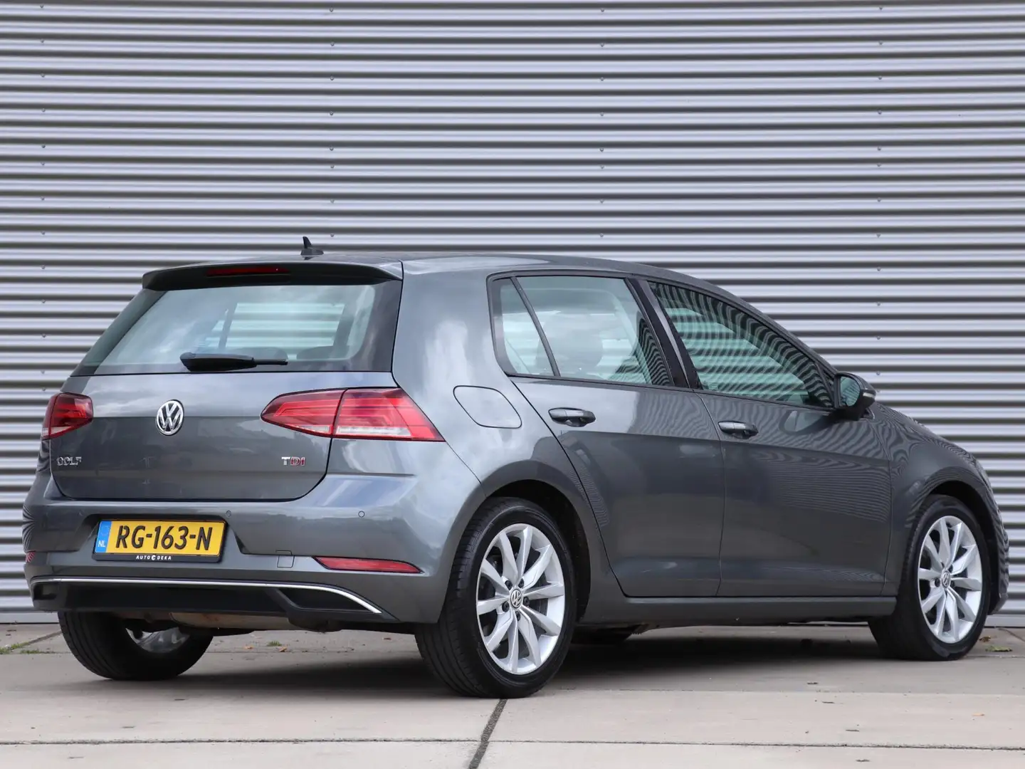 Volkswagen Golf 1.6 TDI Comfortline Business Automaat *Navigatie*A Grau - 2