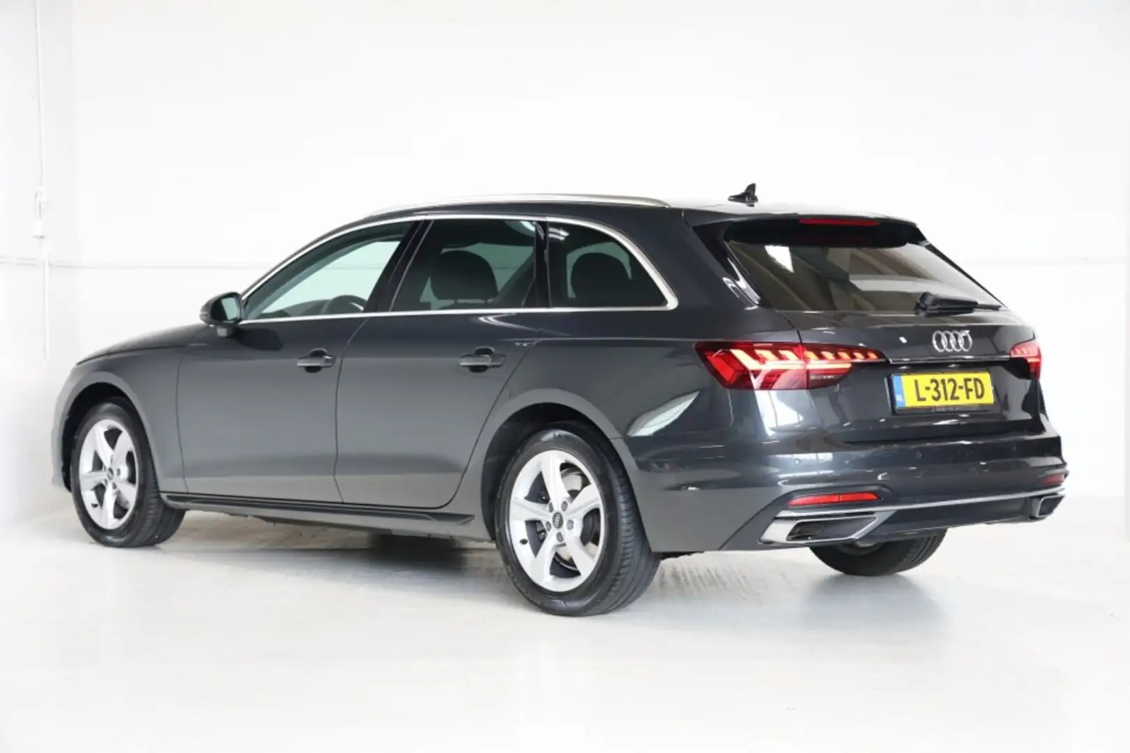 Audi A4 Avant 35TFSi Automaat Business Ed. NAP|Sportstoel/ Gris - 2