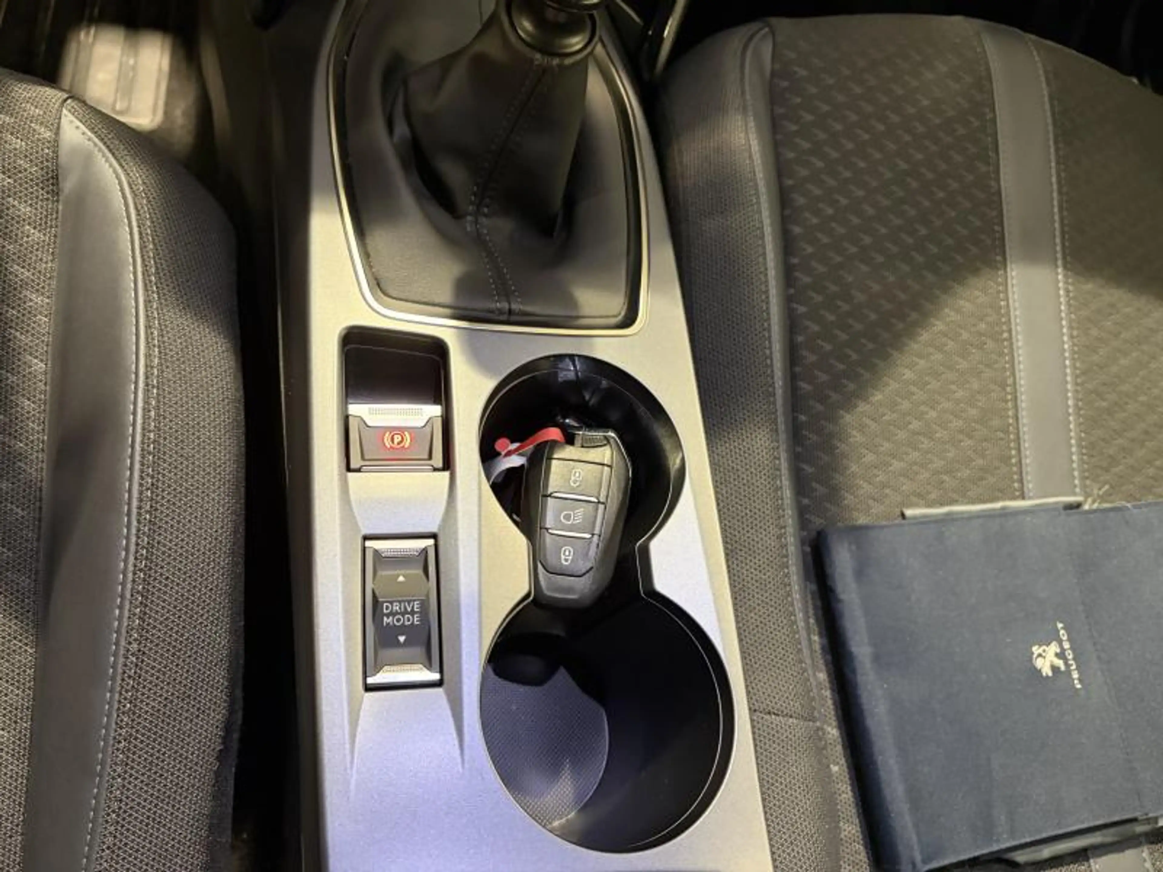 Peugeot 2008 Allure — photo 13