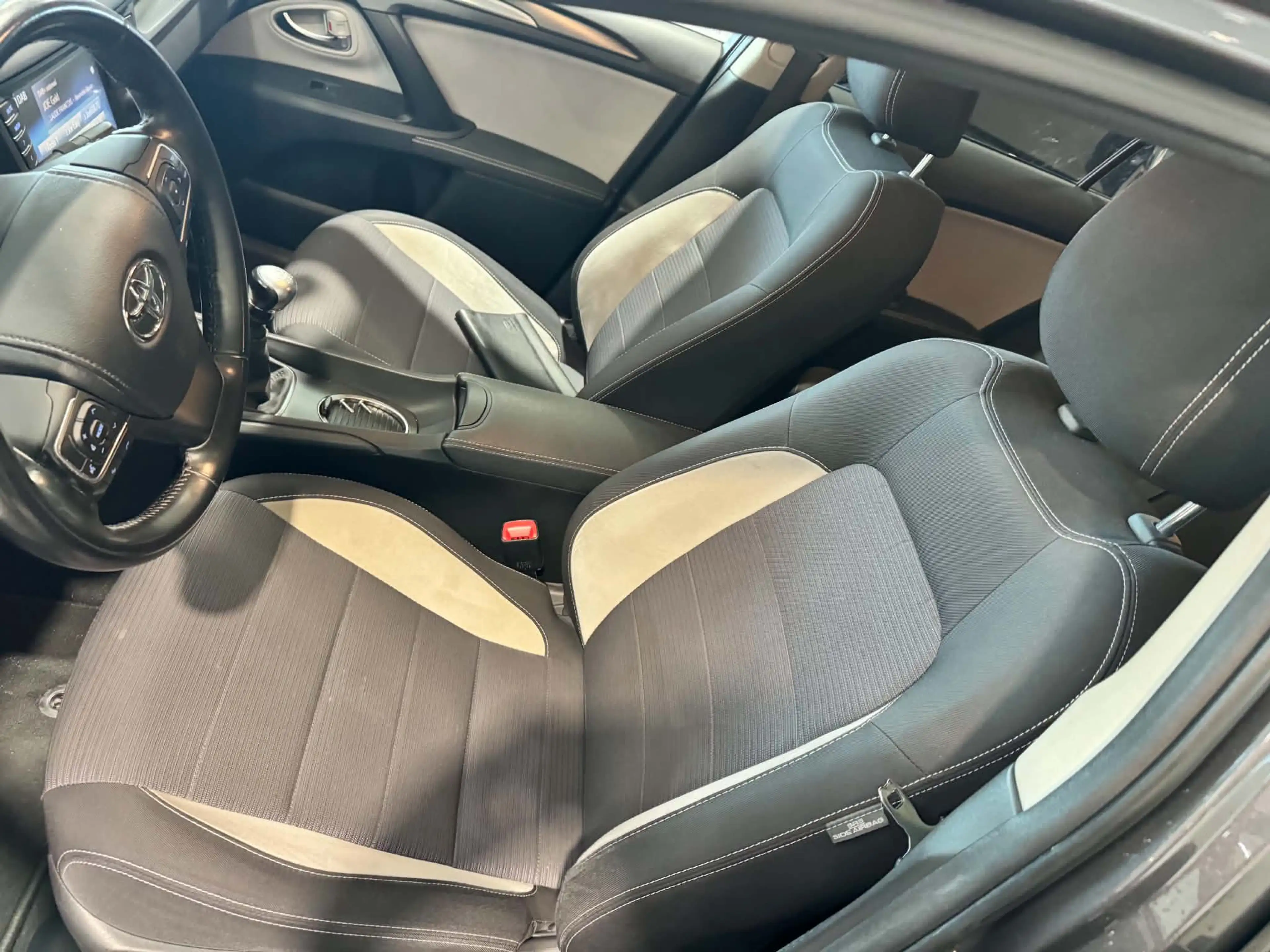 Toyota Avensis Avensis SW 1.6i Active — photo 7