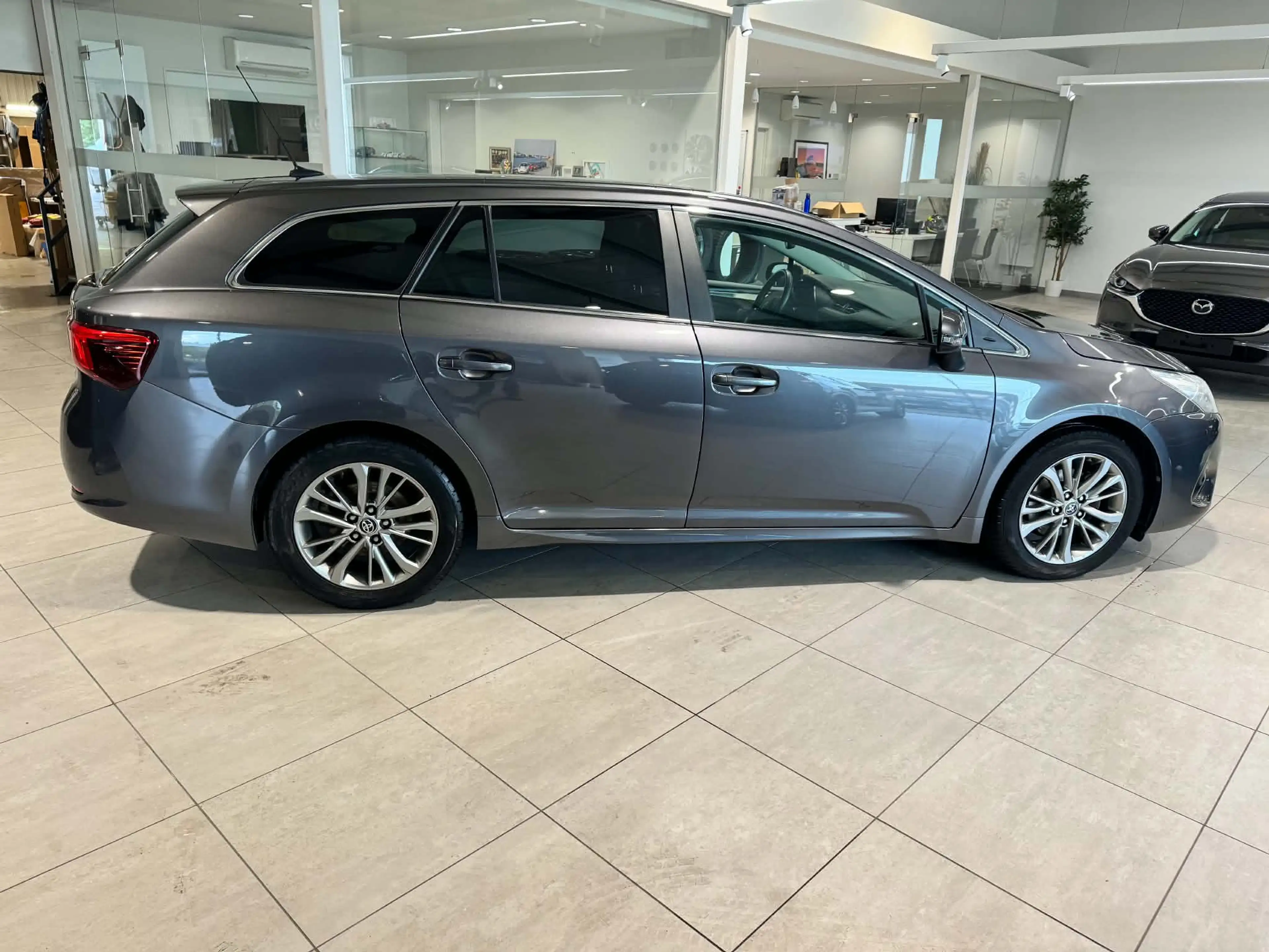 Toyota Avensis Avensis SW 1.6i Active — photo 6