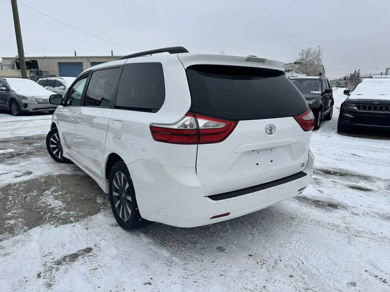Toyota Sienna снимка Toyota Sienna