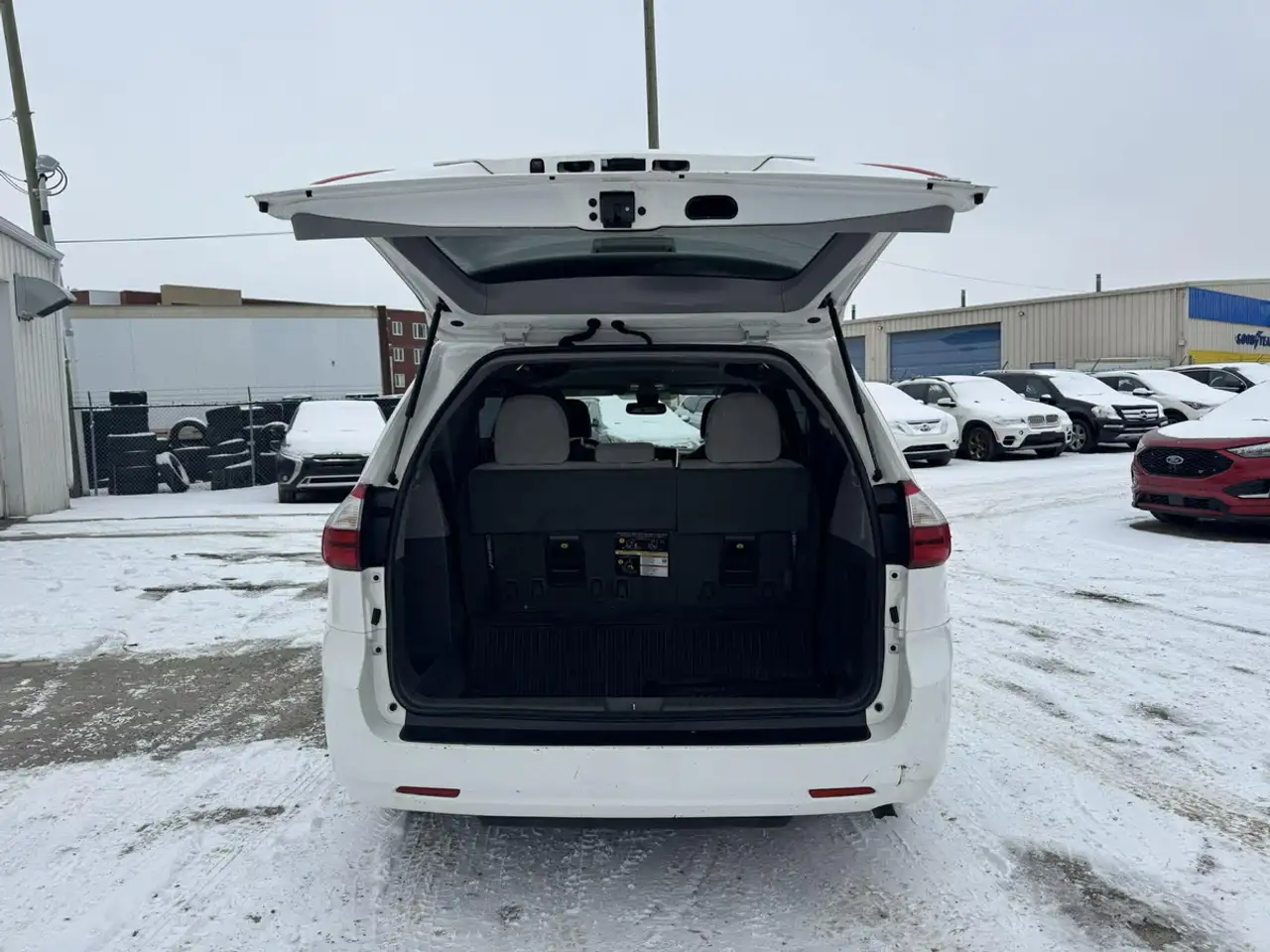 Toyota Sienna снимка Toyota Sienna