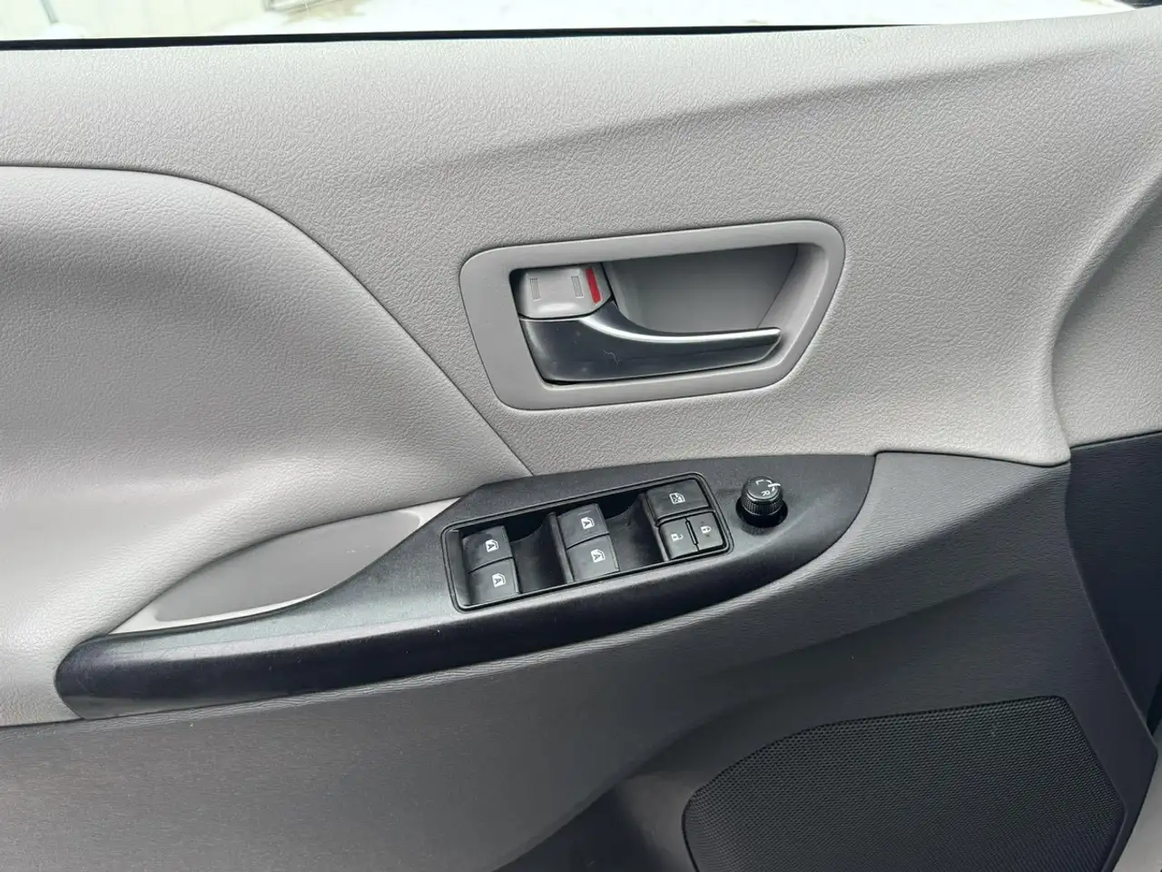 Toyota Sienna снимка Toyota Sienna