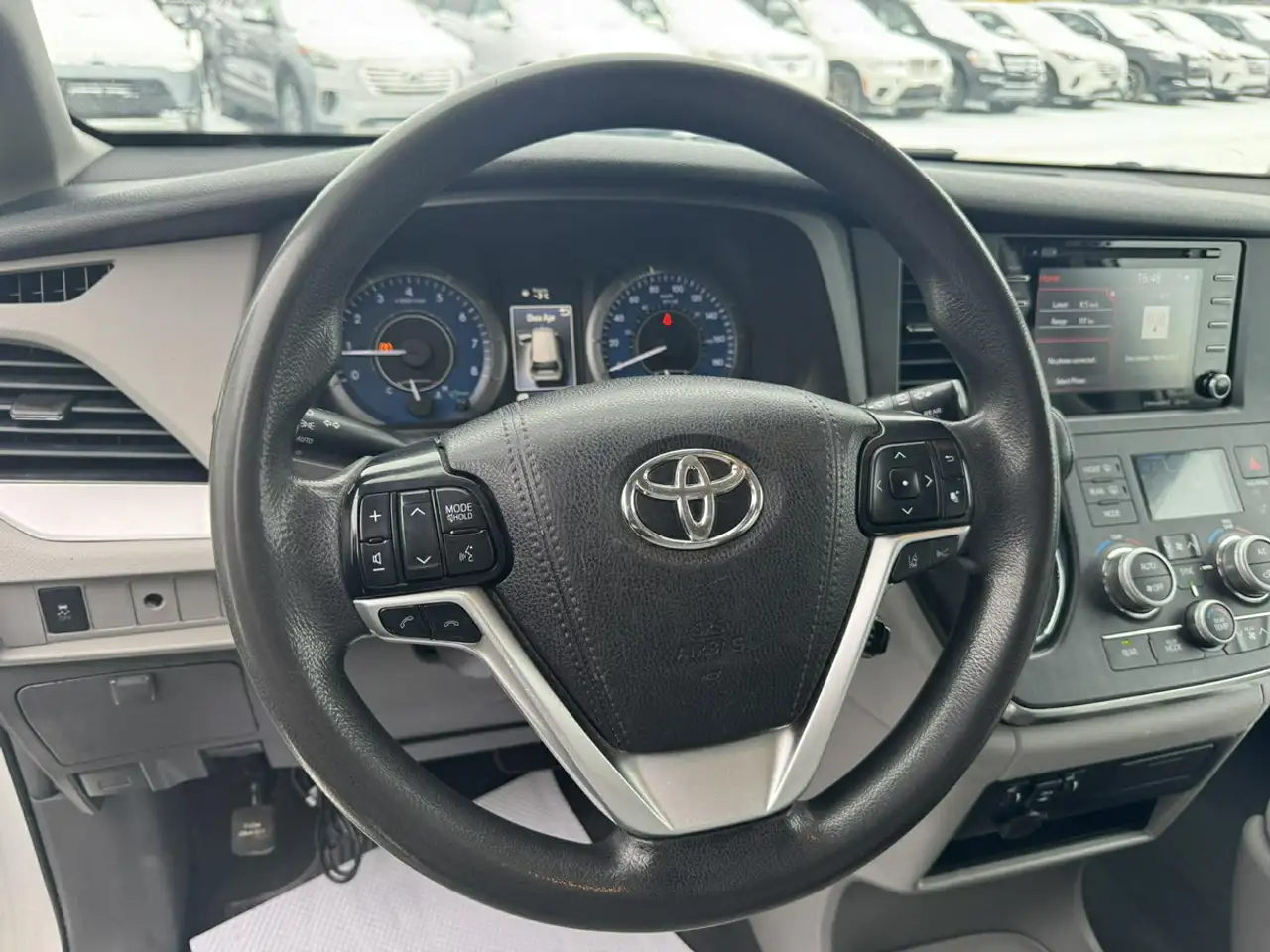 Toyota Sienna снимка Toyota Sienna
