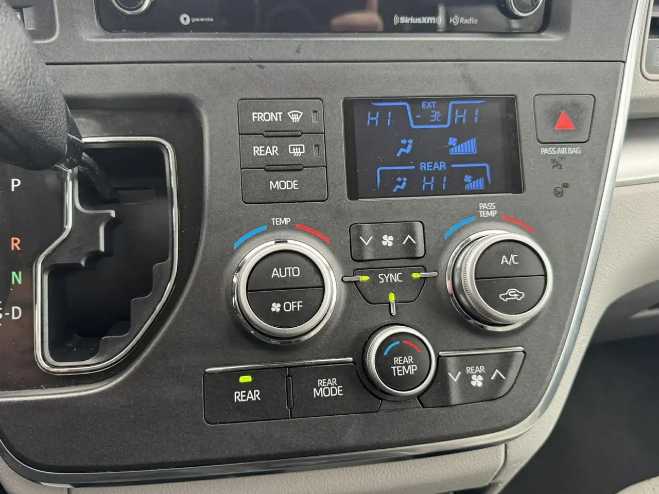 Toyota Sienna снимка Toyota Sienna