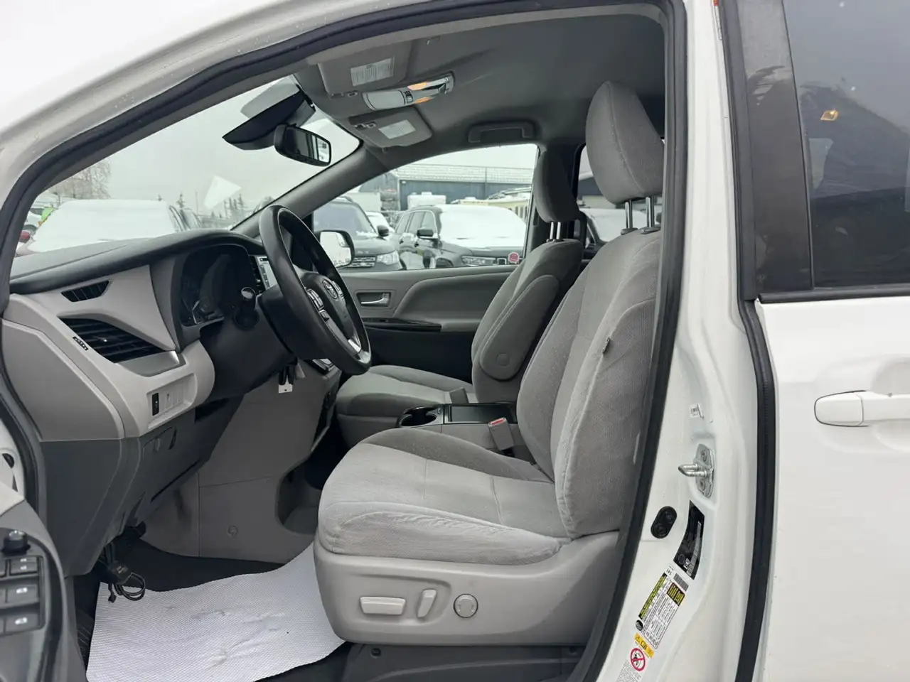 Toyota Sienna снимка Toyota Sienna