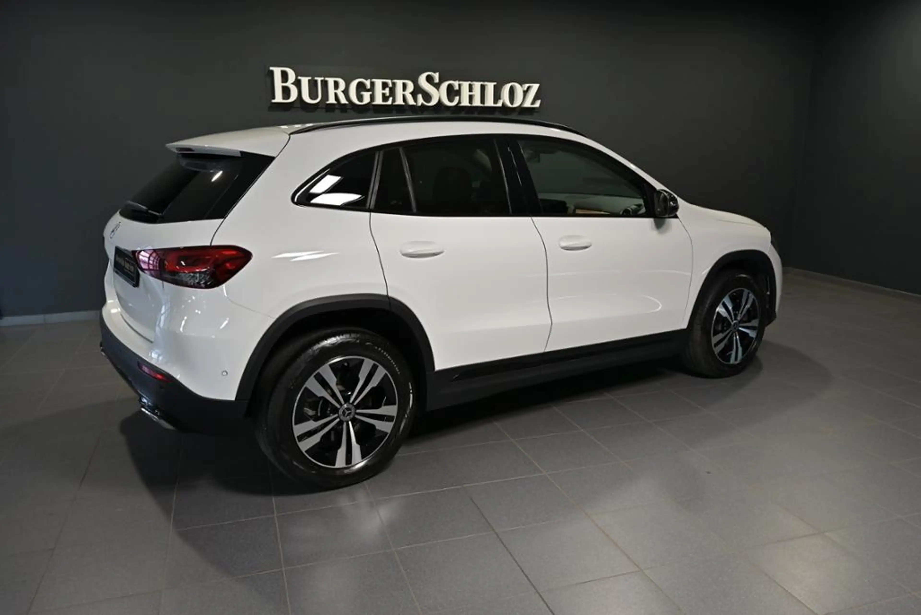 Mercedes-Benz GLA 220 d AHK/STHZG/LED/KAMERA/NAVI — photo 2
