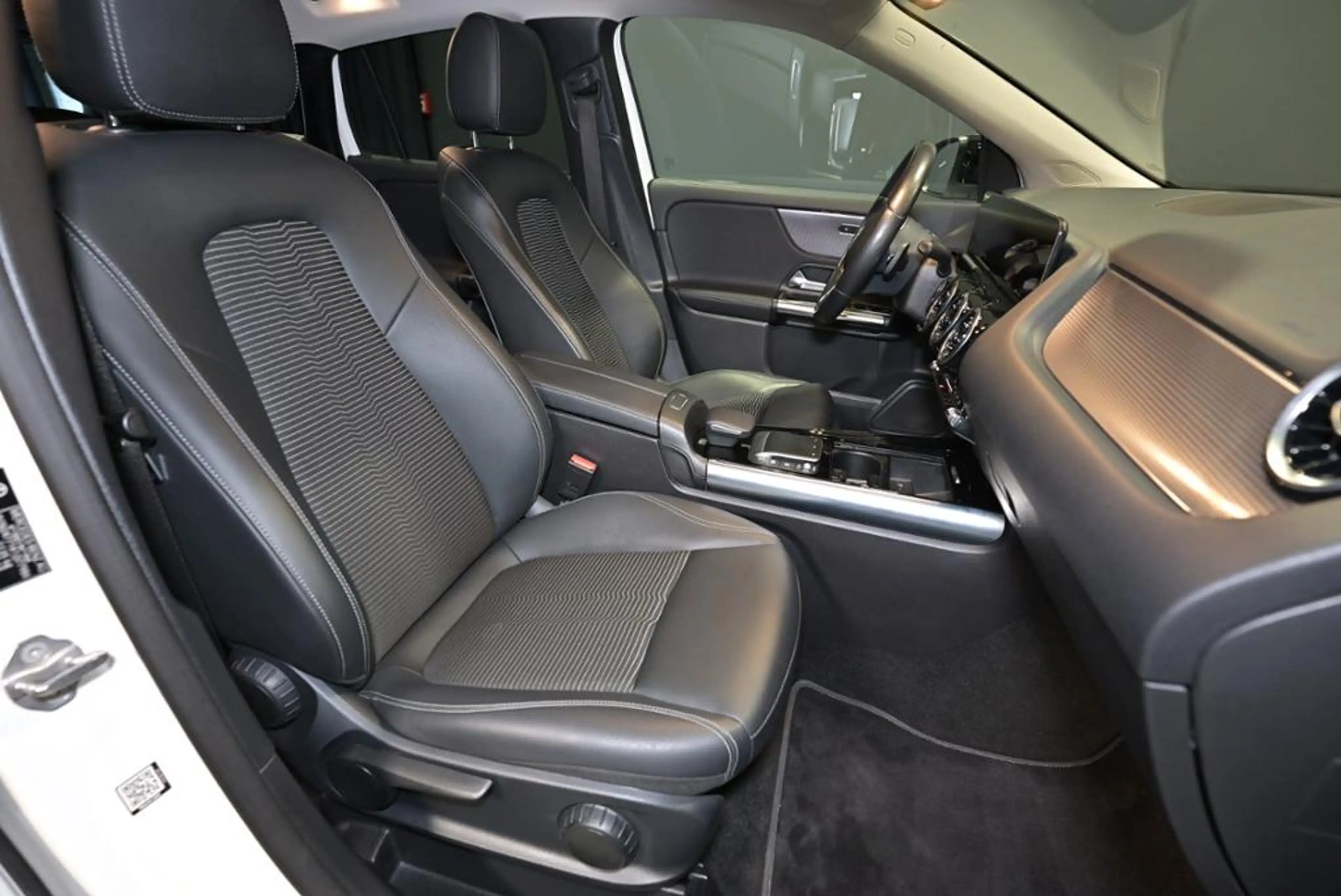 Mercedes-Benz GLA 220 d AHK/STHZG/LED/KAMERA/NAVI — photo 5
