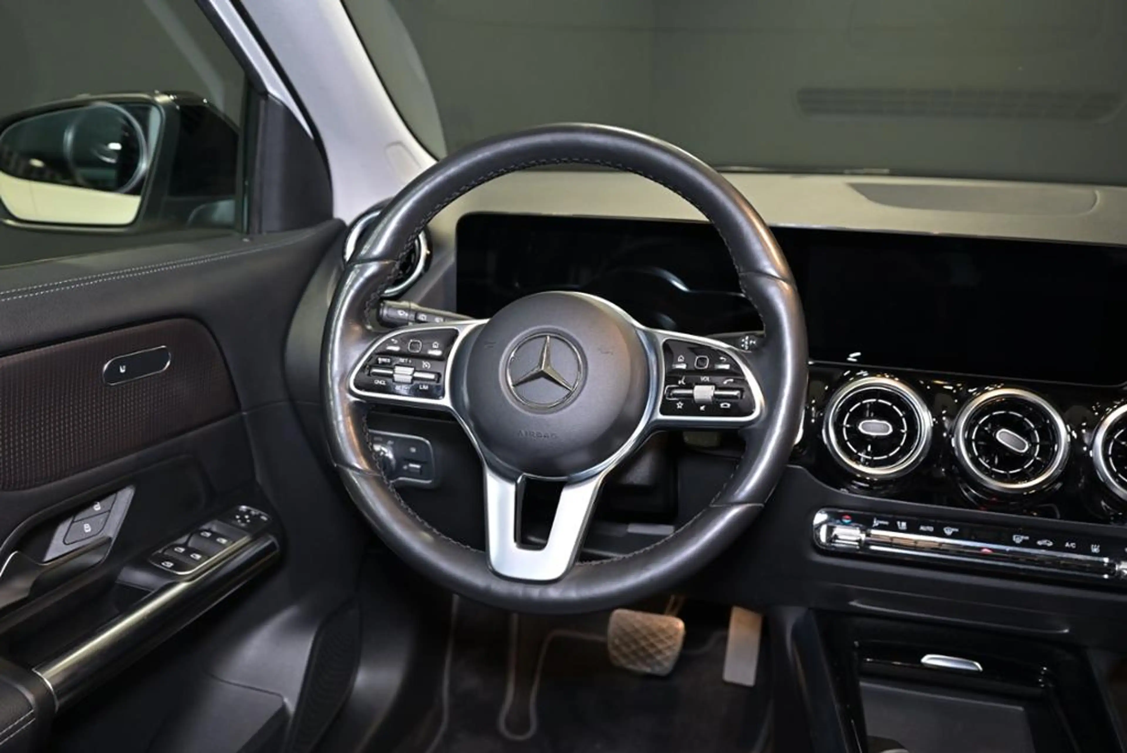 Mercedes-Benz GLA 220 d AHK/STHZG/LED/KAMERA/NAVI — photo 17