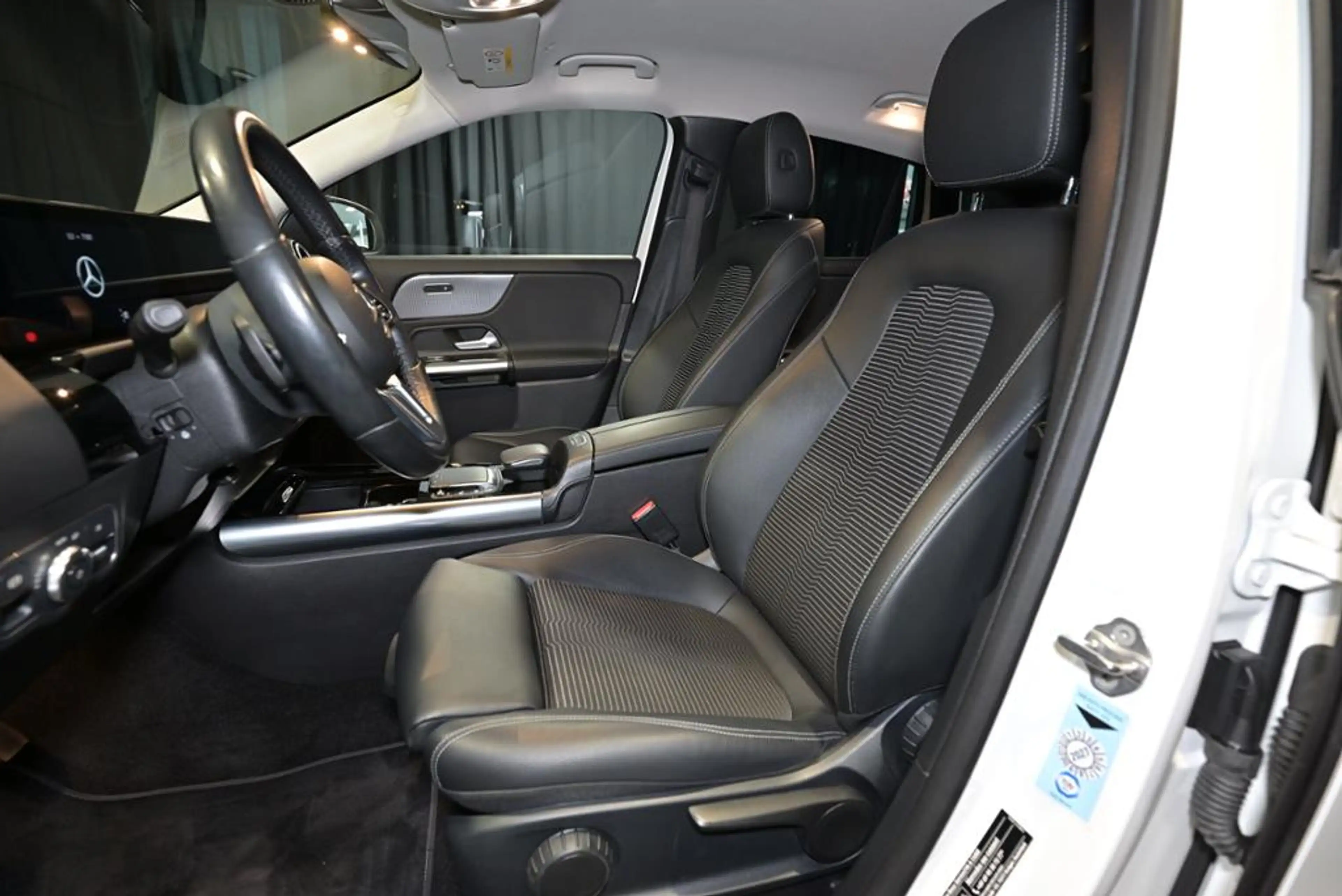 Mercedes-Benz GLA 220 d AHK/STHZG/LED/KAMERA/NAVI — photo 4