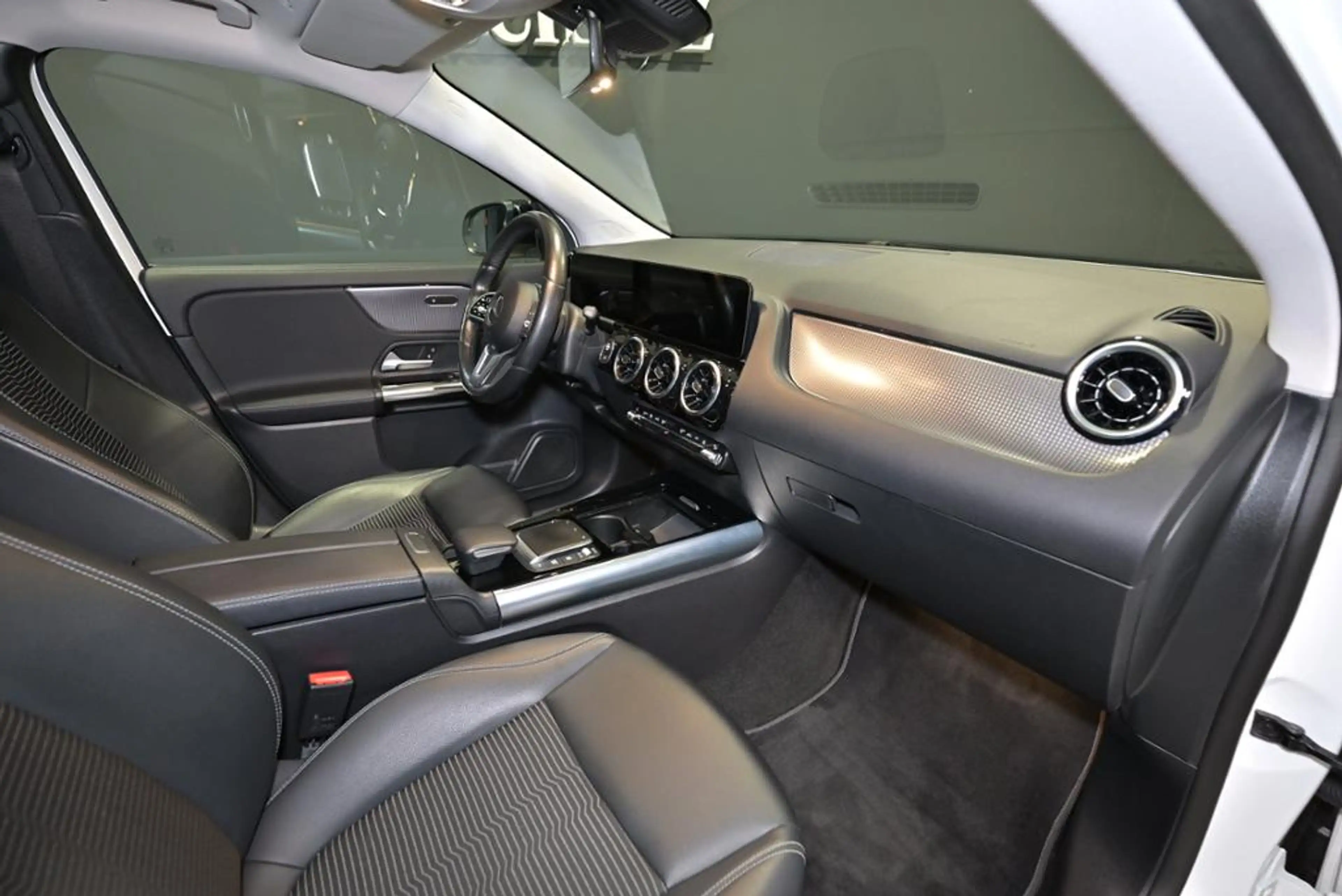 Mercedes-Benz GLA 220 d AHK/STHZG/LED/KAMERA/NAVI — photo 23