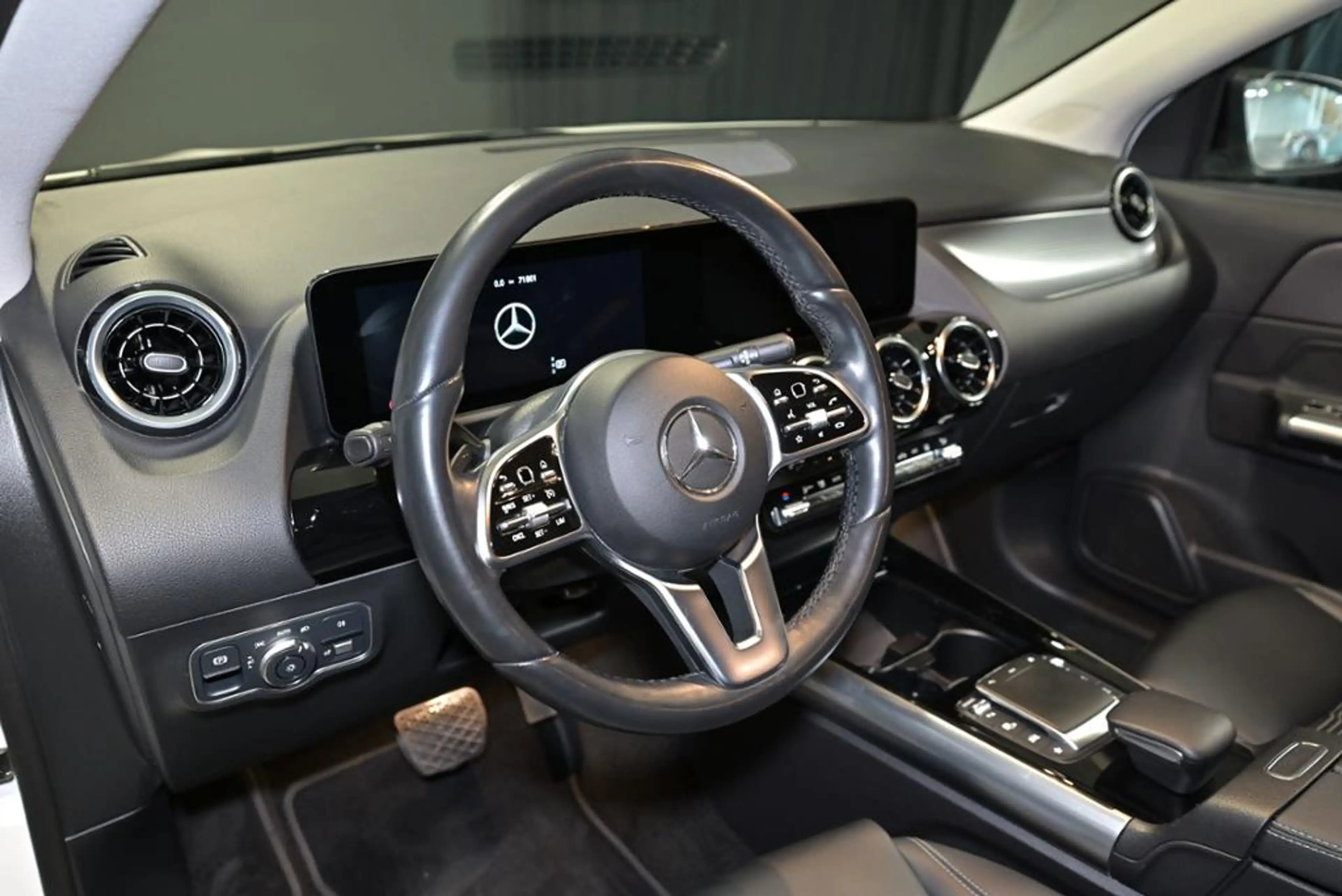Mercedes-Benz GLA 220 d AHK/STHZG/LED/KAMERA/NAVI — photo 8