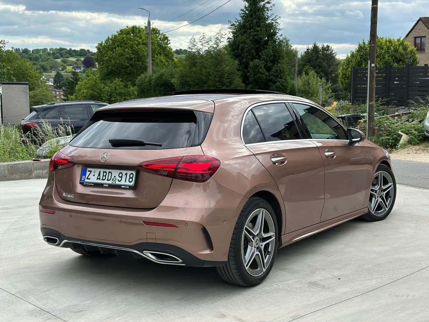 Mercedes-Benz A 180 e hybride AMG *Toit Pano/ Camera/ Garantie* FULL Brun - 2
