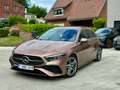 Mercedes-Benz A 180 e hybride AMG *Toit Pano/ Camera/ Garantie* FULL Brun - thumbnail 1