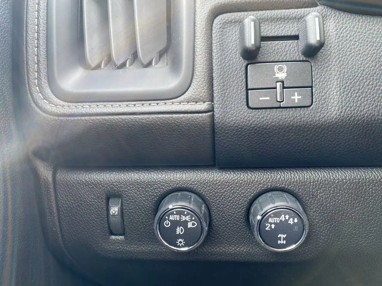 GMC Canyon photo GMC Canyon
