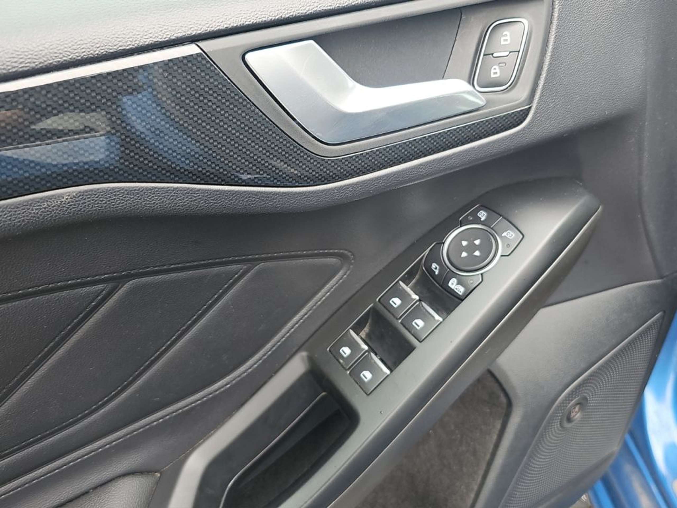 Fahrzeugabbildung Ford Focus 2.3  ST PERF.-PAKET+iACC+TWA+B&O+RFK+ - mit KI generiert/bearbeitet