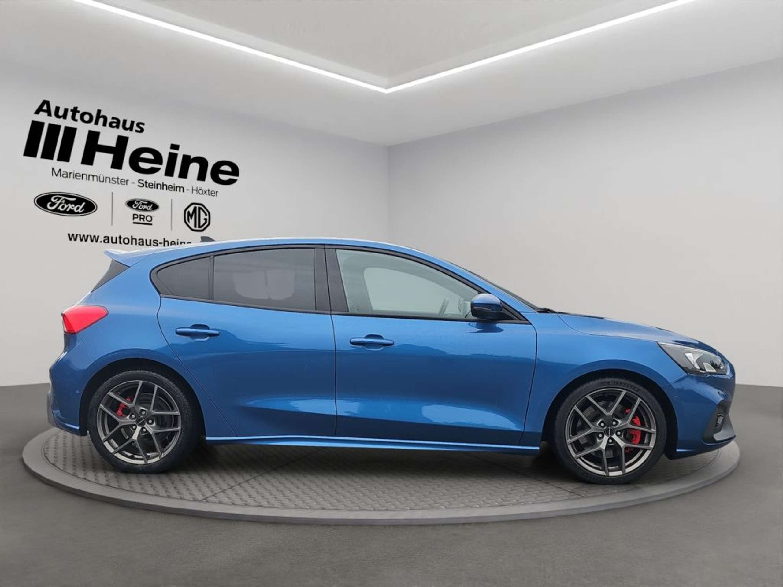 Fahrzeugabbildung Ford Focus 2.3  ST PERF.-PAKET+iACC+TWA+B&O+RFK+ - mit KI generiert/bearbeitet