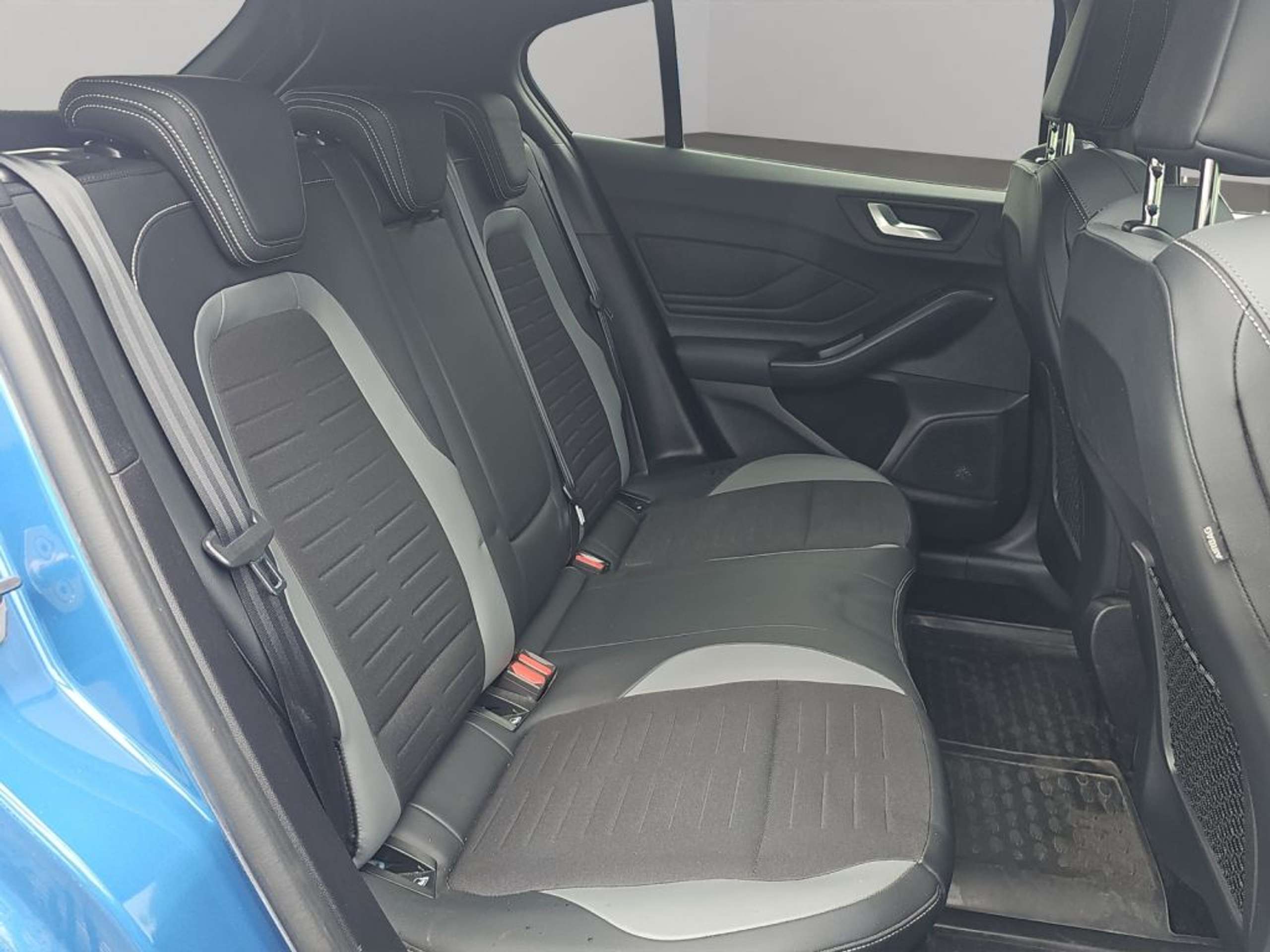 Fahrzeugabbildung Ford Focus 2.3  ST PERF.-PAKET+iACC+TWA+B&O+RFK+ - mit KI generiert/bearbeitet