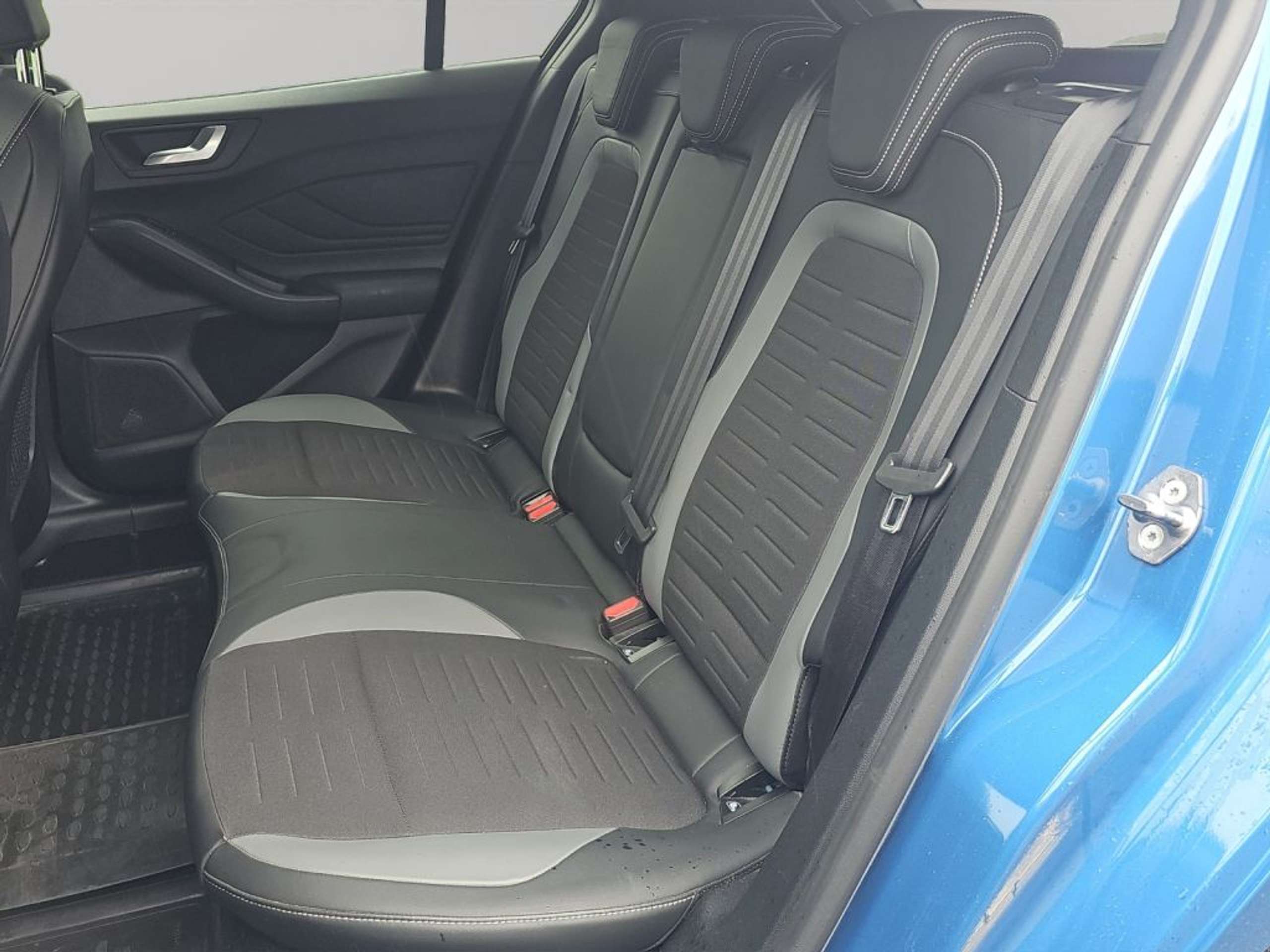 Fahrzeugabbildung Ford Focus 2.3  ST PERF.-PAKET+iACC+TWA+B&O+RFK+ - mit KI generiert/bearbeitet