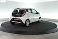 Toyota Aygo 1.0 VVT-i x-play | AIRCO | CAMERA | BLUETOOTH | Wit - thumbnail 2