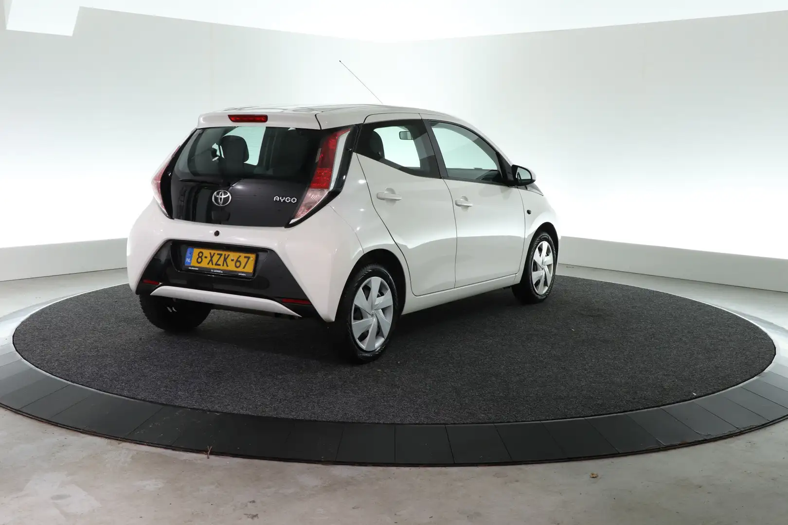 Toyota Aygo 1.0 VVT-i x-play | AIRCO | CAMERA | BLUETOOTH | Wit - 2