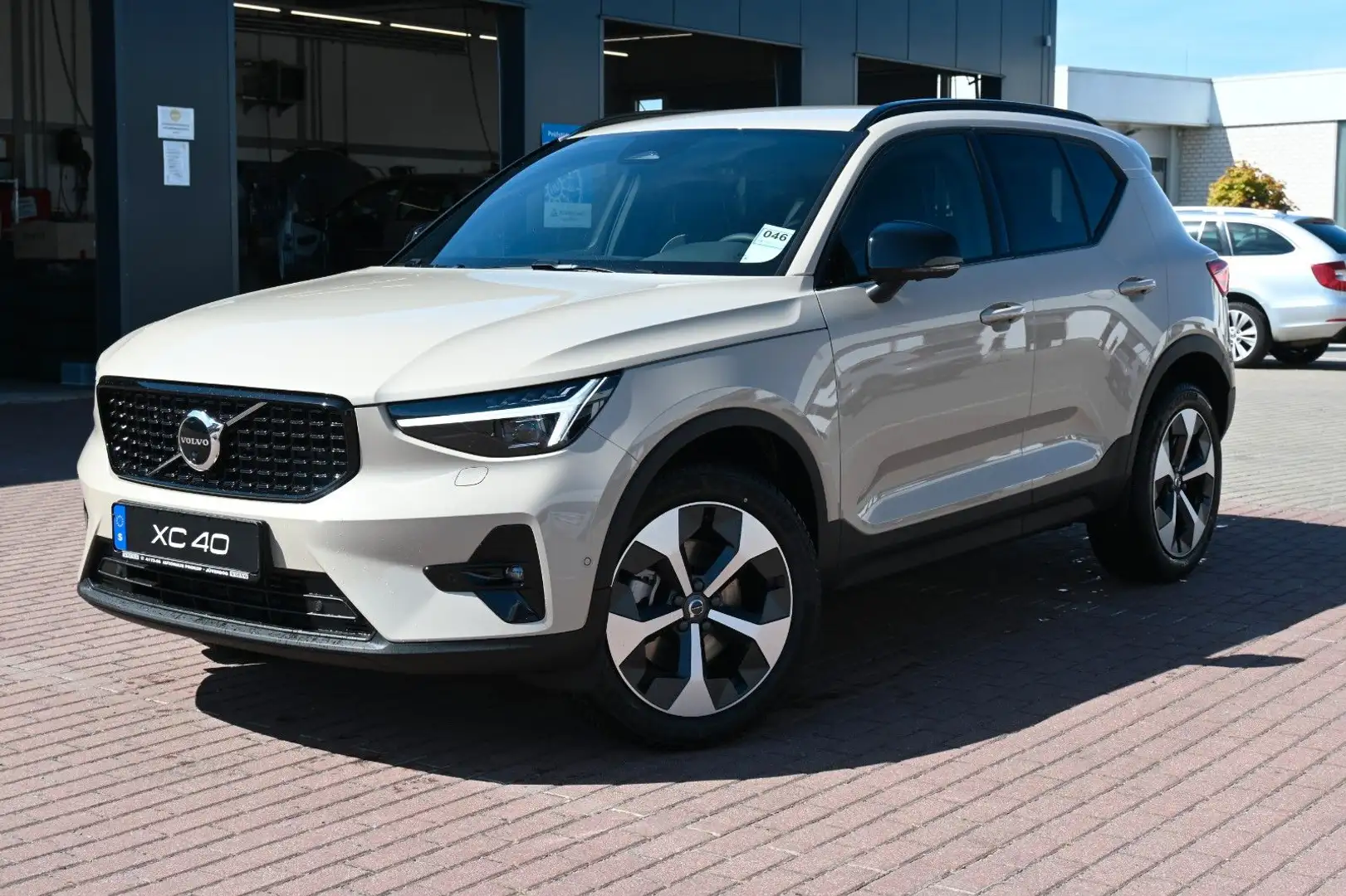 Volvo XC40 B4 DKG Plus Dark*FSHZG*360°*ACC*Allwetter Beige - 1