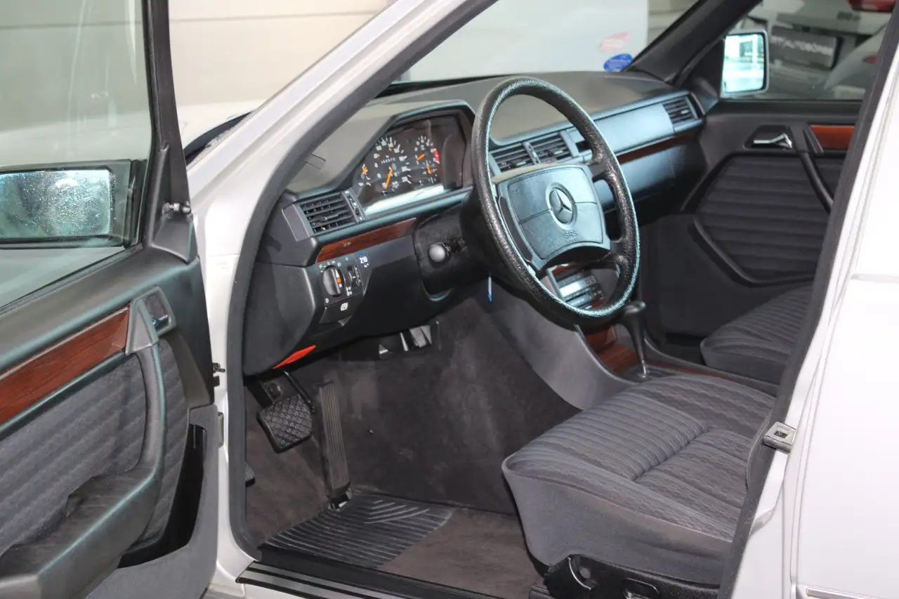 Mercedes-Benz 200 E LIM. AUTOMATIK 1.HAND *PATINA* 53627KM!, foto 3