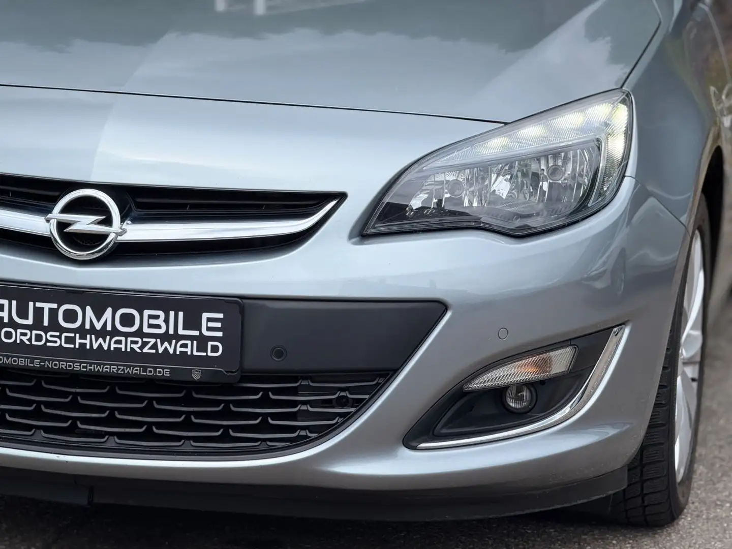 Opel Astra J Lim. 5-trg. Active Zilver - 2