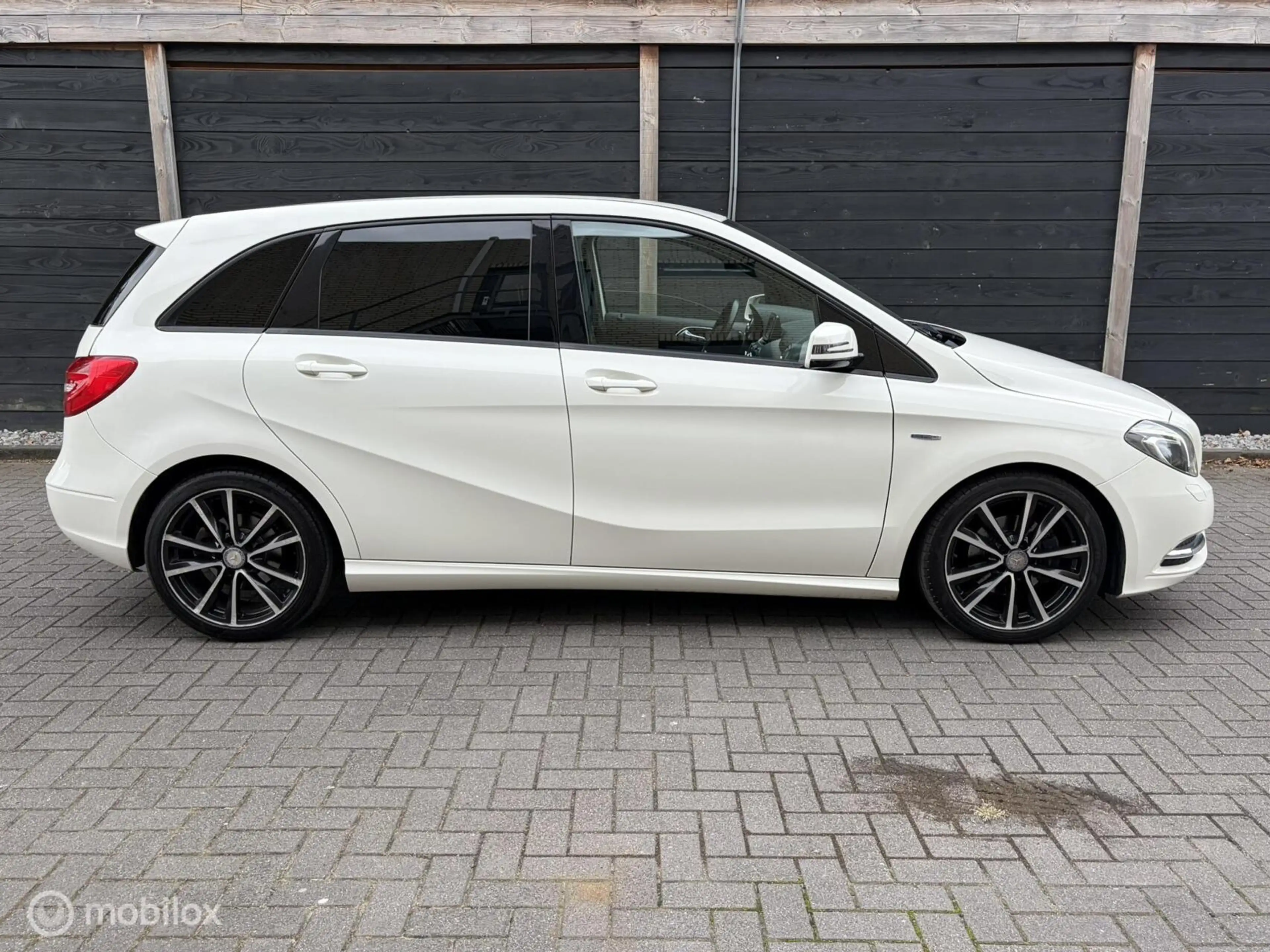Mercedes-Benz B 180 Ambition FM nav / Leder / Xenon — photo 4