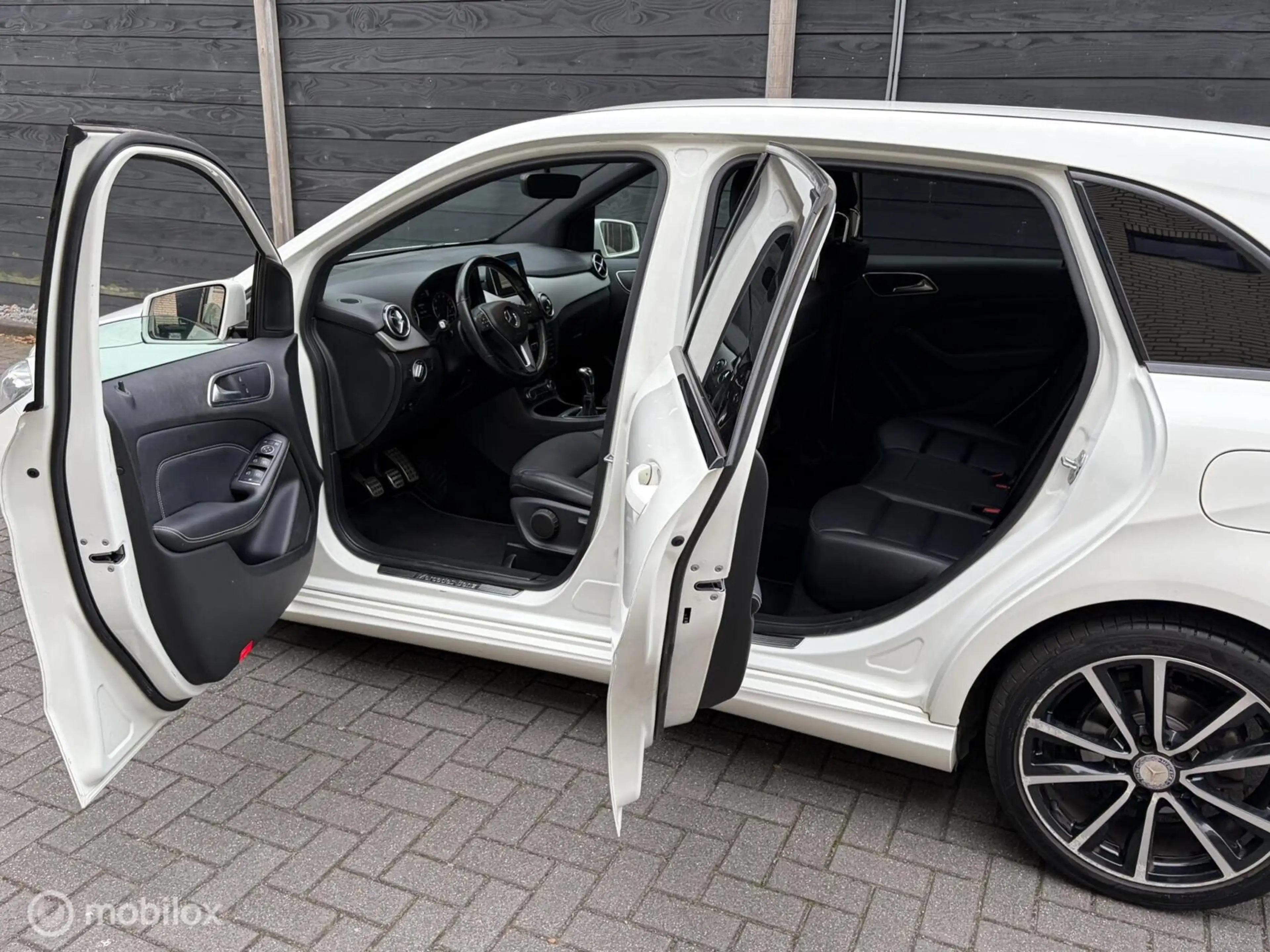 Mercedes-Benz B 180 Ambition FM nav / Leder / Xenon — photo 9