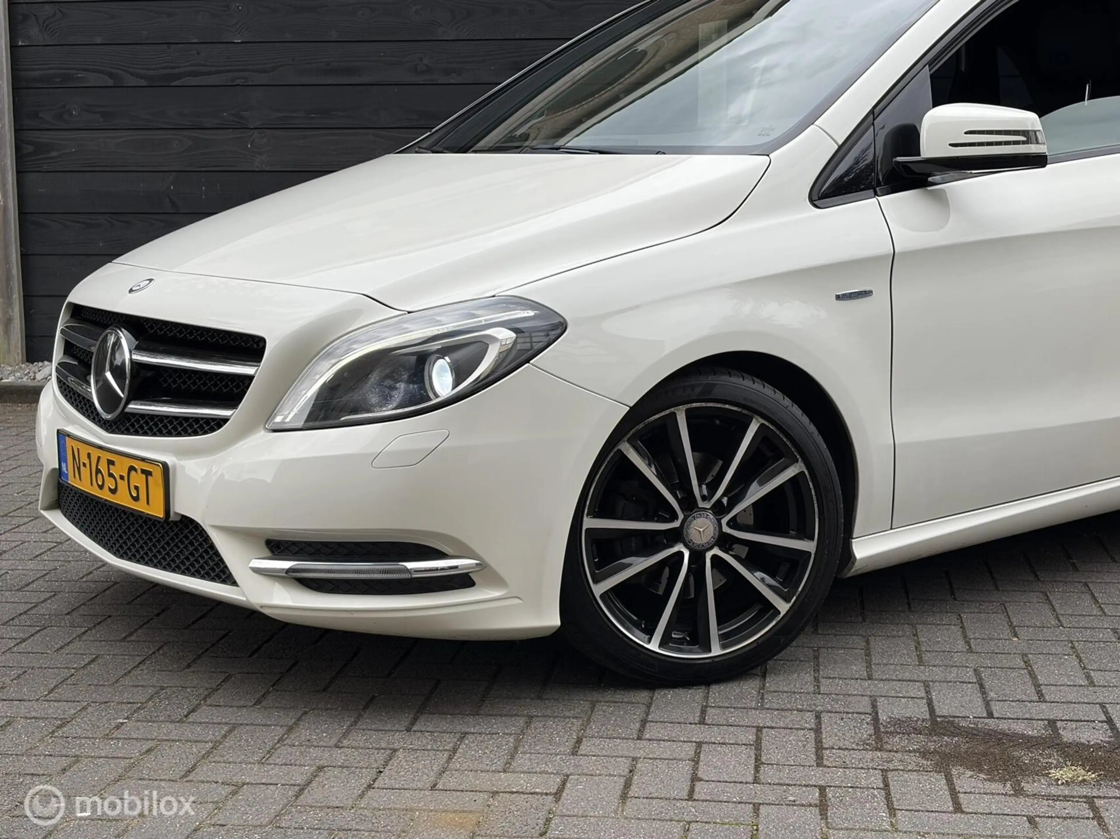 Mercedes-Benz B 180 Ambition FM nav / Leder / Xenon — photo 2