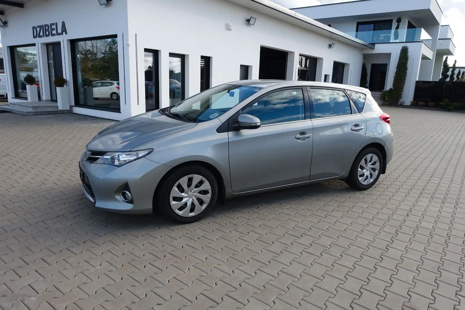 Toyota Auris 1.4 D-4D Life Silber - 1