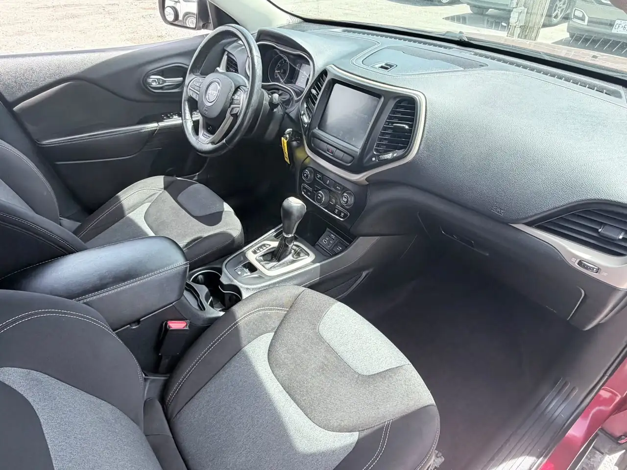 Jeep Cherokee снимка Jeep Cherokee