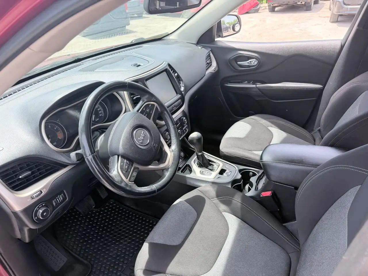 Jeep Cherokee снимка Jeep Cherokee