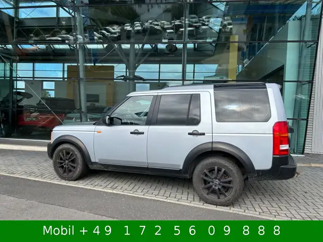 Land Rover Discovery view 3