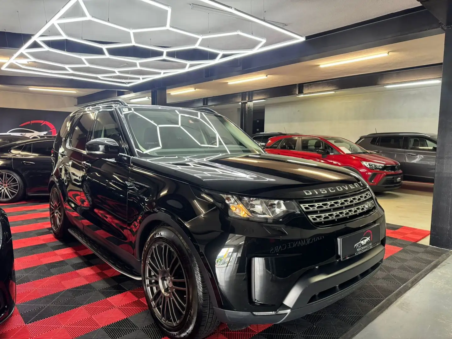 Land Rover Discovery 5 2,0 TD4 S Aut. Schwarz - 1