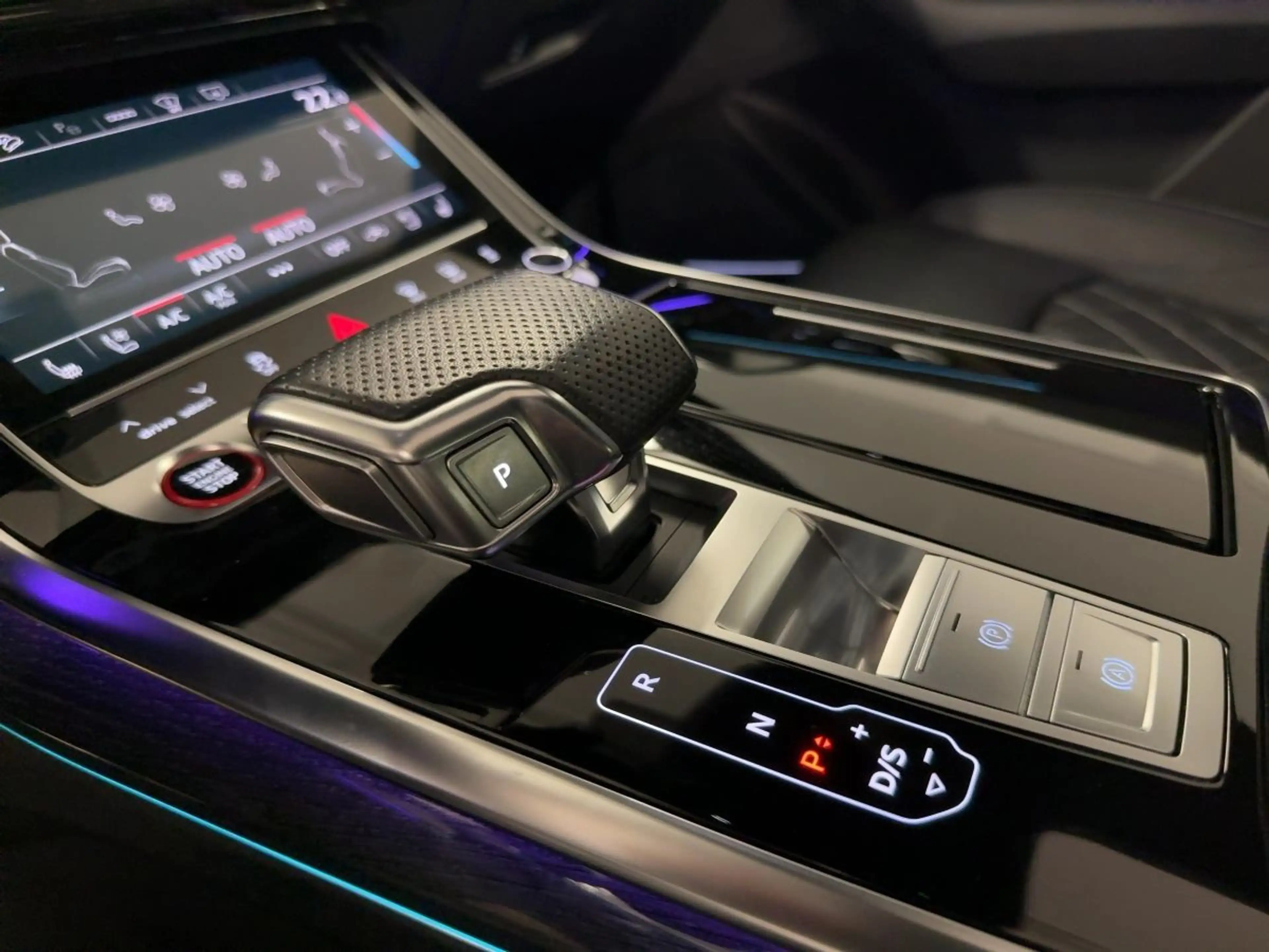 Audi SQ8 TFSI tiptr. STDHZG MATRIX 360°K HUD PANO — photo 19