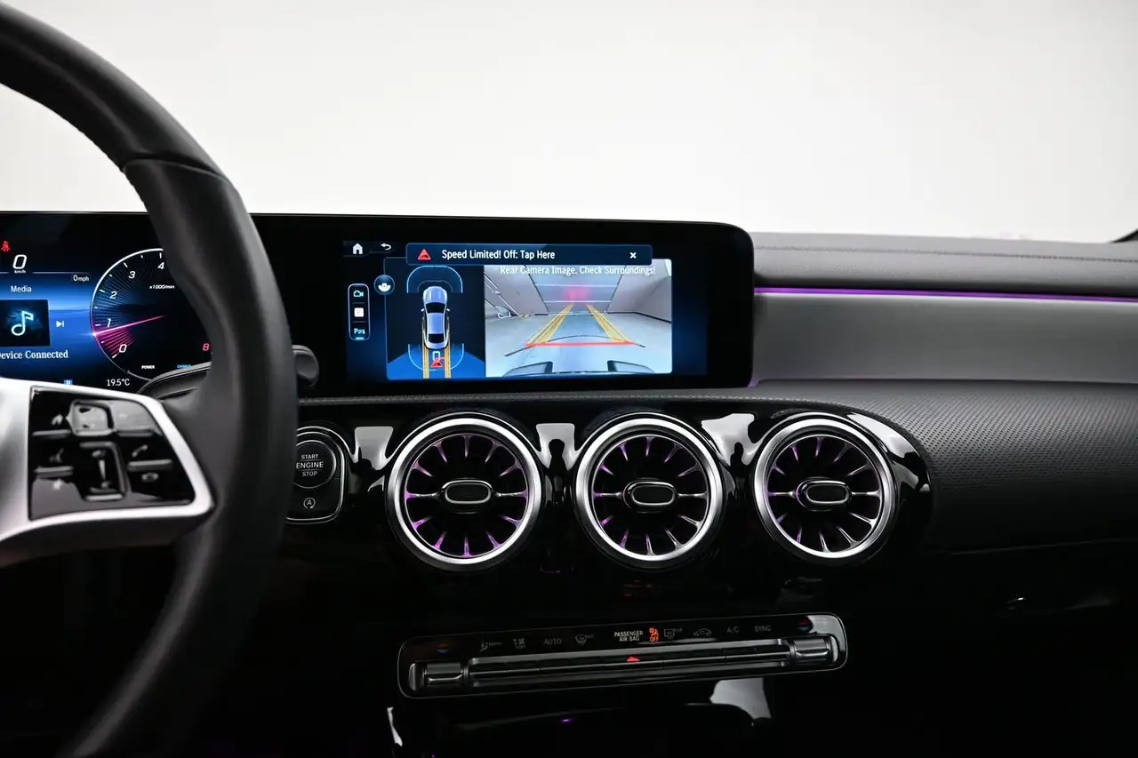 Mercedes-Benz CLA снимка Mercedes-Benz CLA