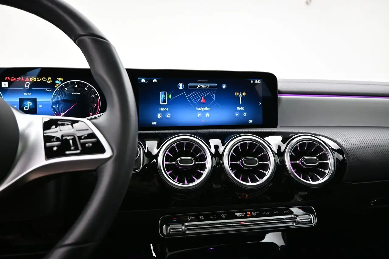 Mercedes-Benz CLA снимка Mercedes-Benz CLA