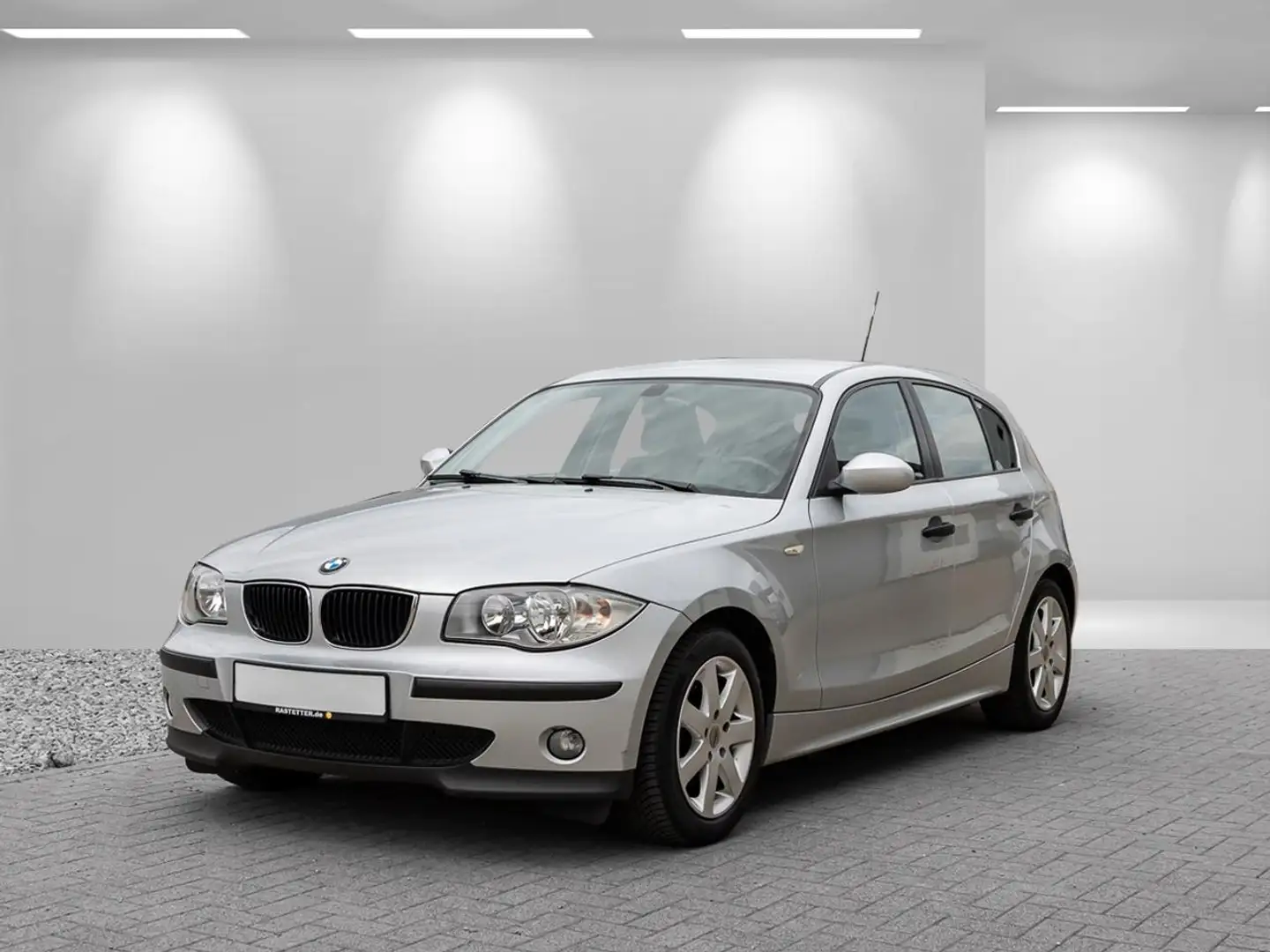 BMW 118 i Advantage+AHK+Sitzhzg+Klima+LMF+Nebel+el.Fenster Silber - 2