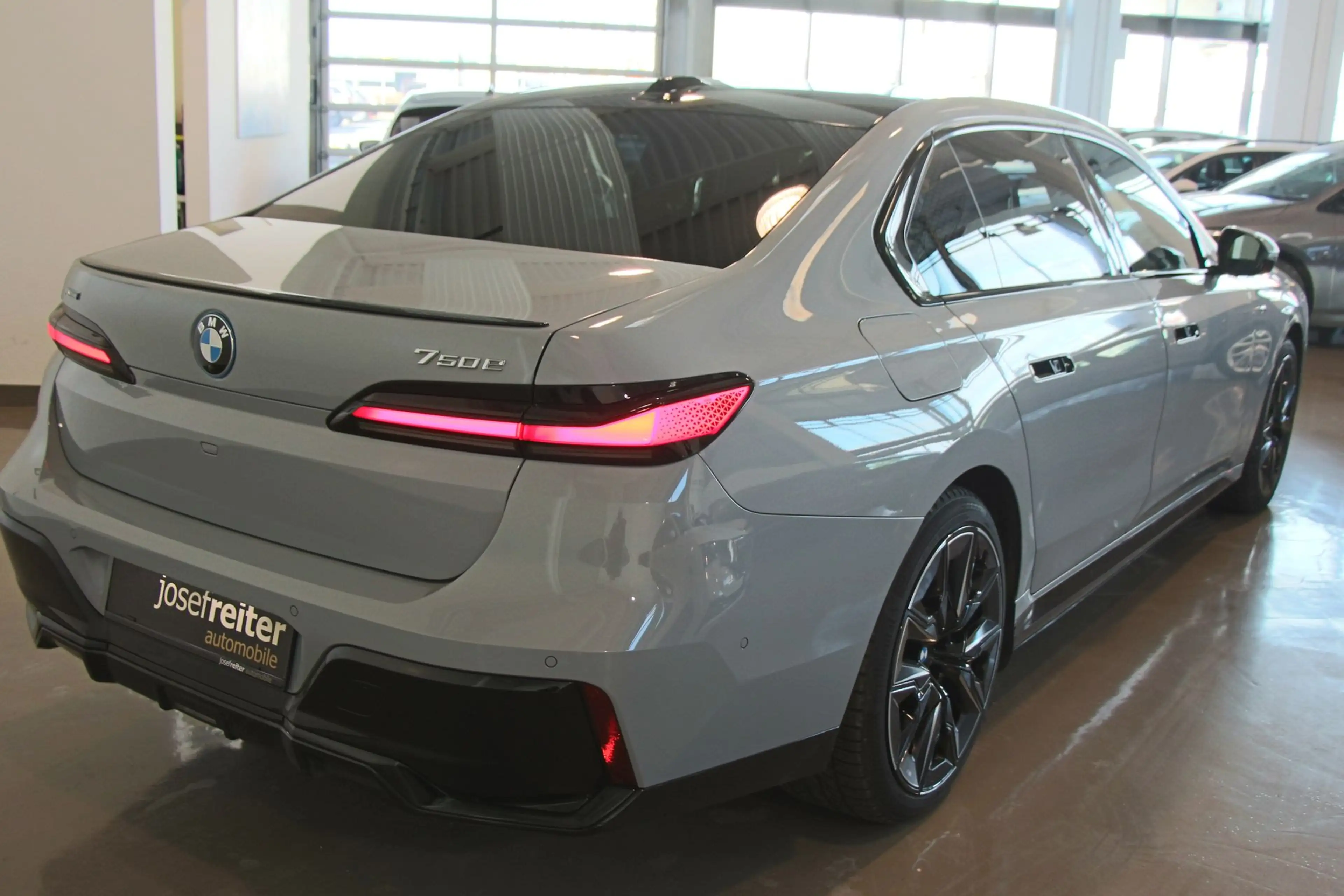 BMW 750 e xDrive M SPORT — photo 10