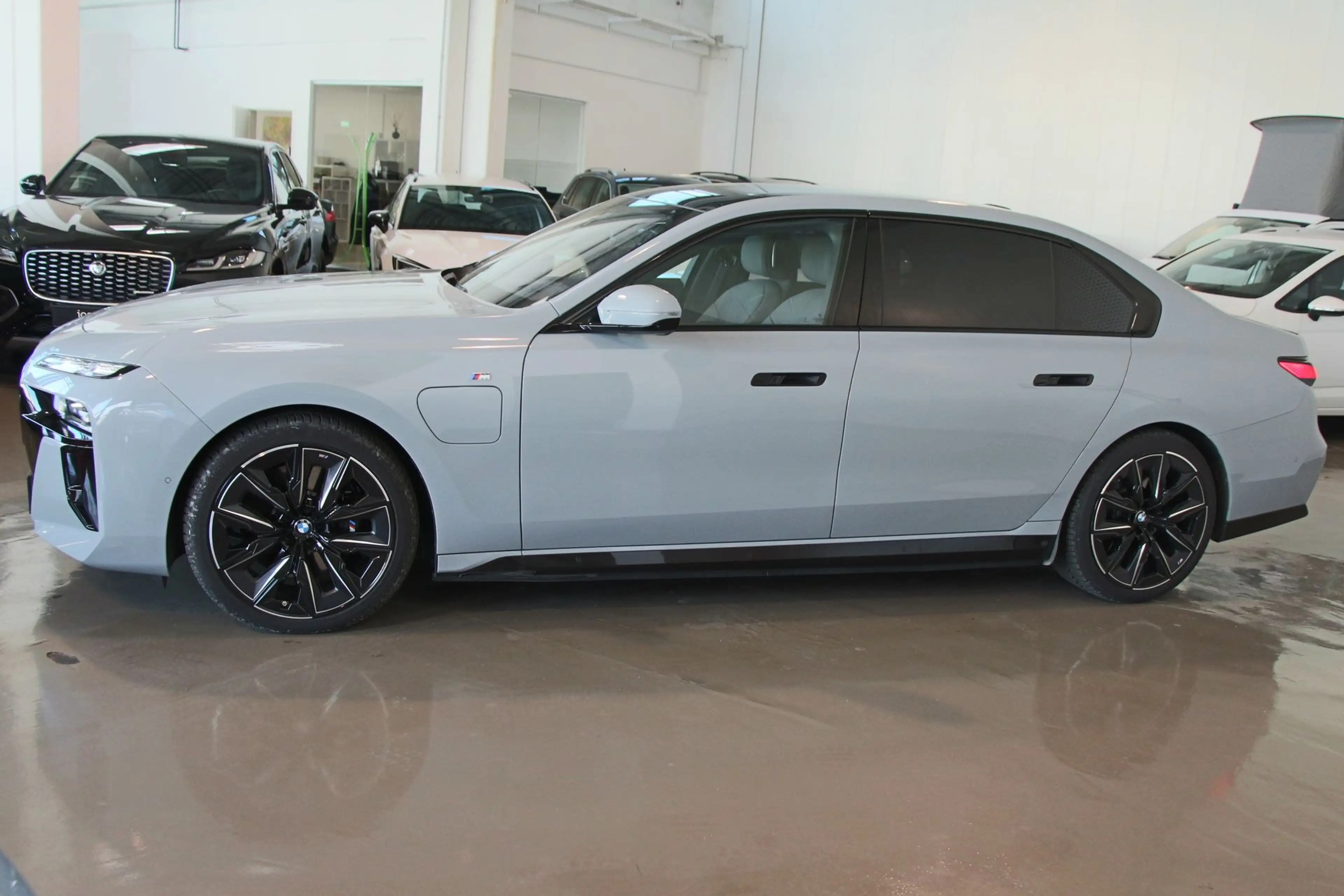 BMW 750 e xDrive M SPORT — photo 6
