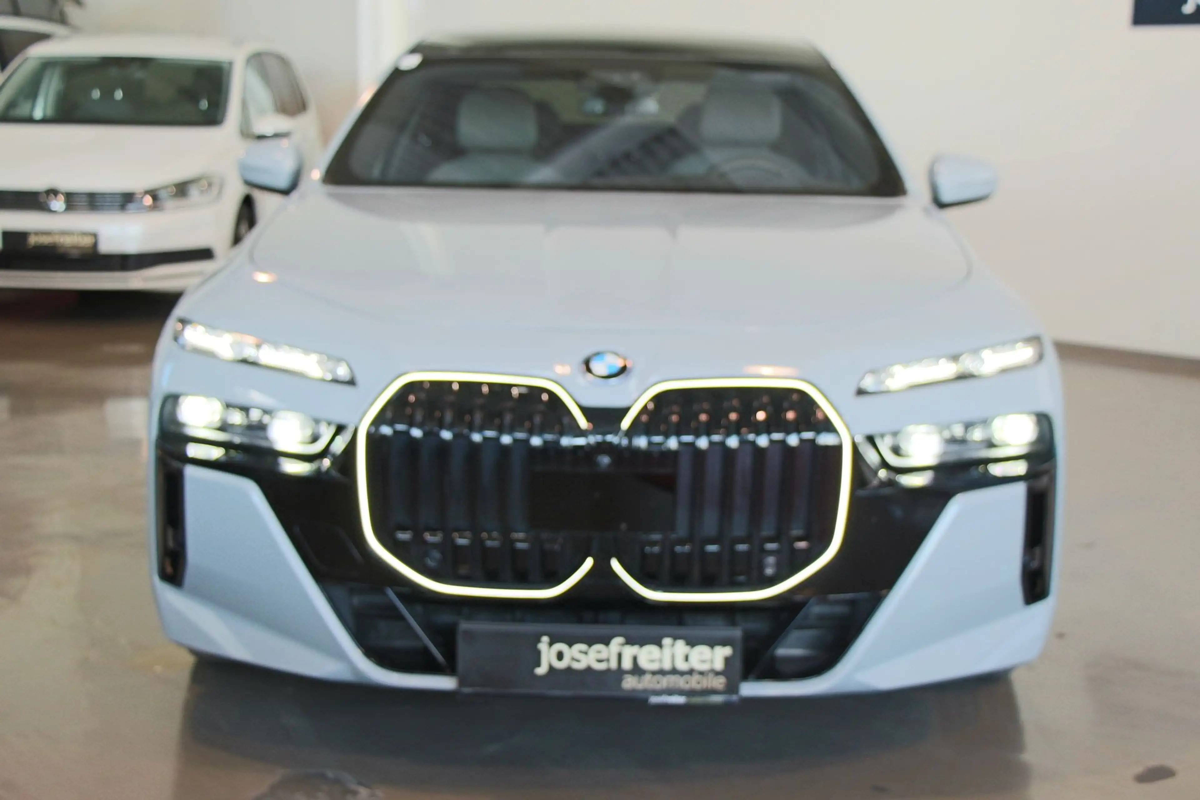 BMW 750 e xDrive M SPORT — photo 2