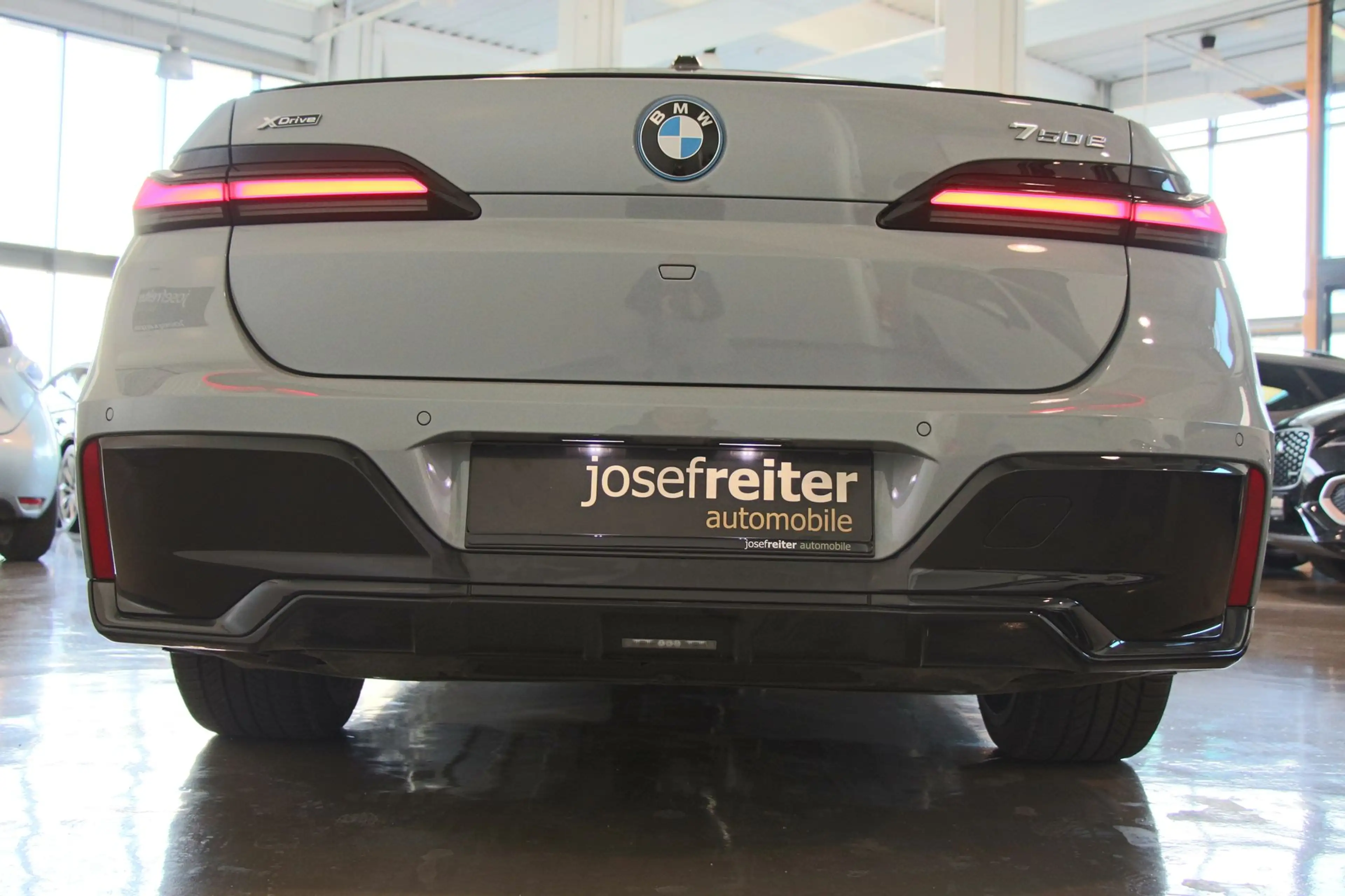 BMW 750 e xDrive M SPORT — photo 9