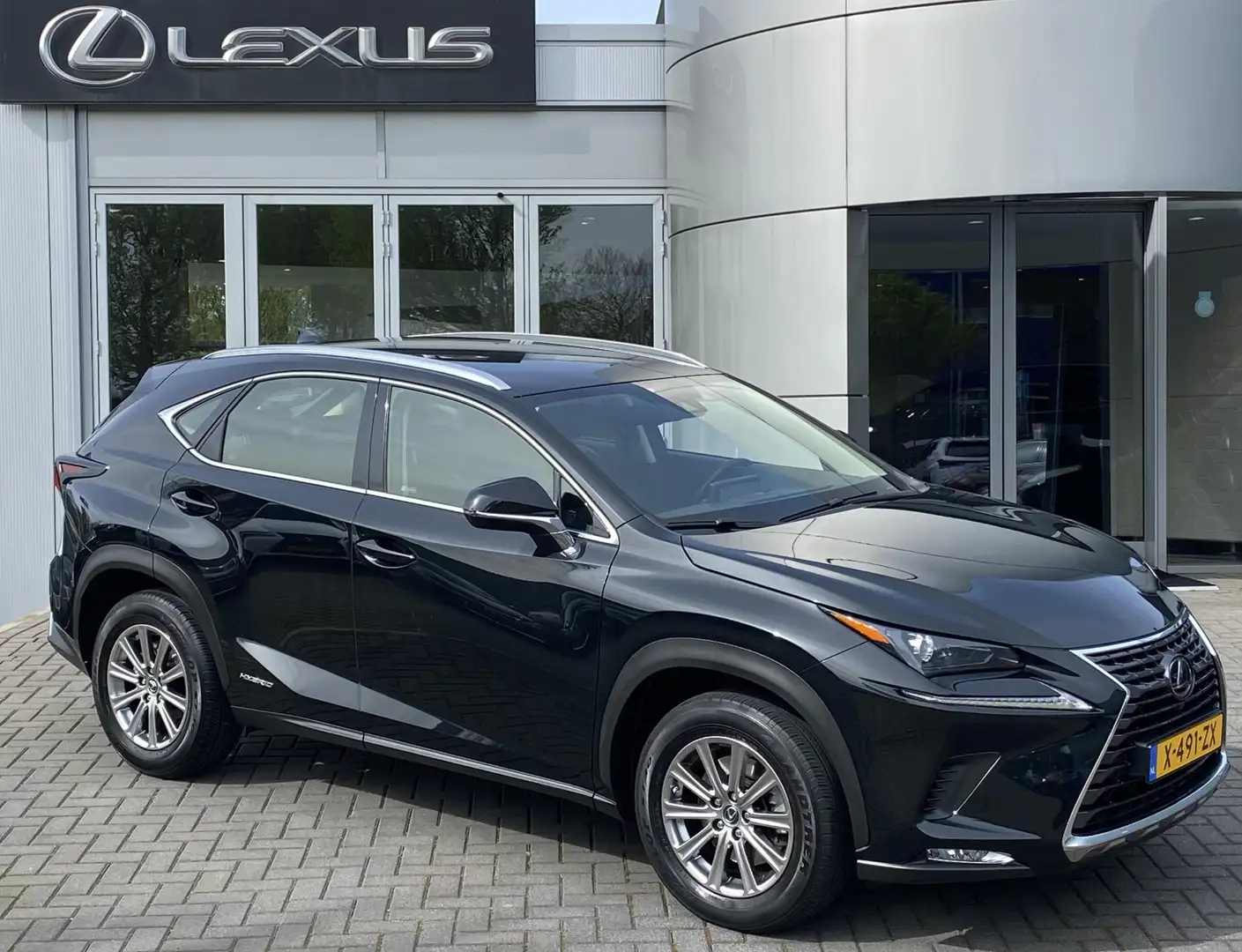 Lexus NX 300h AWD Ultimate Edition STOELVERW KEYLESS APPLE-CAR/A Black - 1